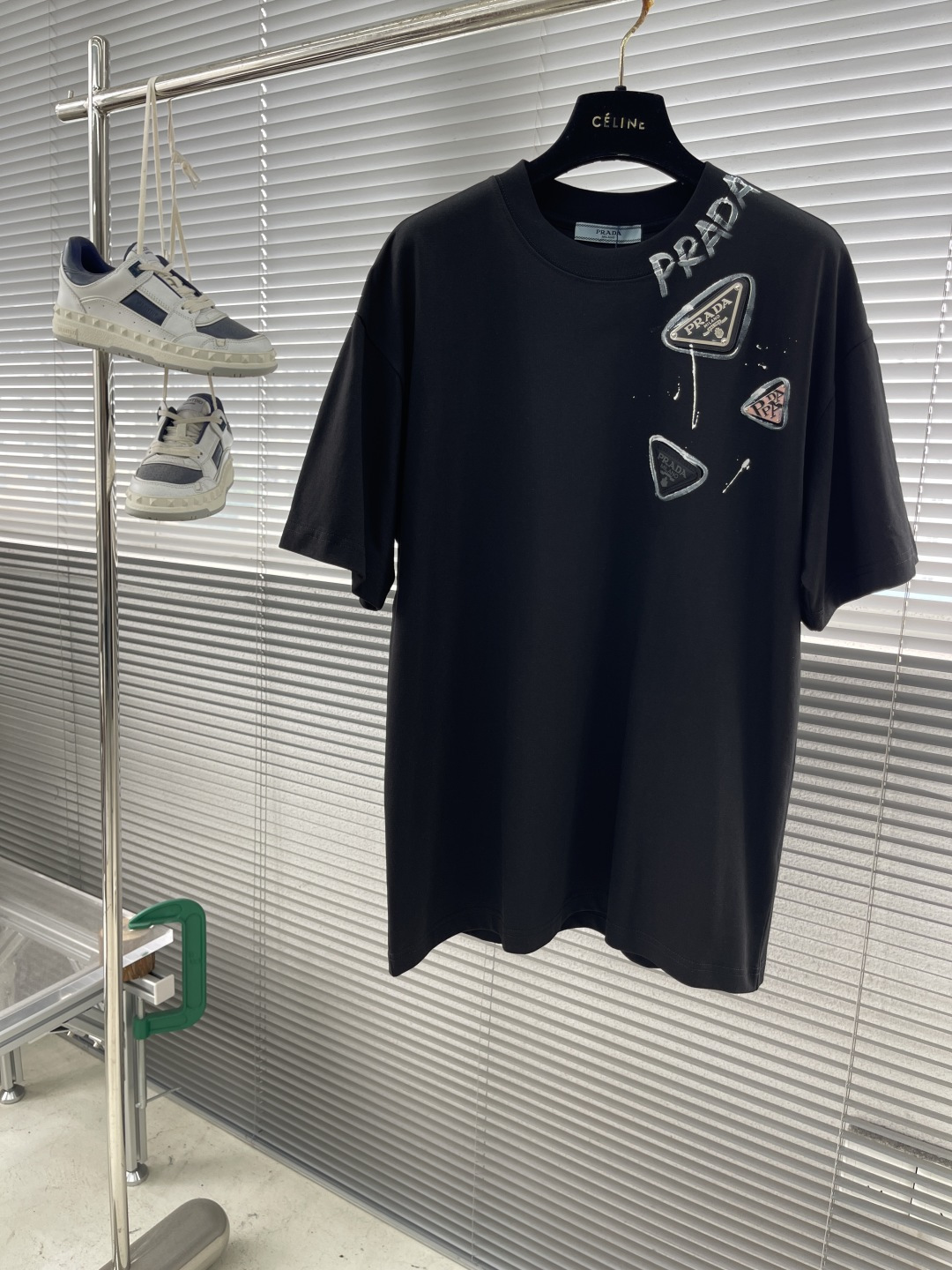 NO:412627,-PRAD25ss new printed T-shirt, a must-have for summer personalized trends. Classic black and white as the background color, paired with the unique brand logo and triangle pattern on the shoulders, and the casual hand-painted ink splash design. The trend is directly filled with the trend, and it is absolutely eye-catching when walking on the street. The fabric is comfortable and breathable!  Size (S-3XL), prada,tees, t-shirt,alexander wang19860909-PRAD25ss新款印花T恤 夏日个性潮流必备 经典黑白色作为底色,搭配上肩部独特的品牌标识和三角标图案,还有那随性的手绘泼墨设计,潮流感直接拉满,走在街上绝对吸睛.面料舒适透气！ 尺码（S-3XL）,,prada,tees，t-shirt,alexander wang,Men's clothing