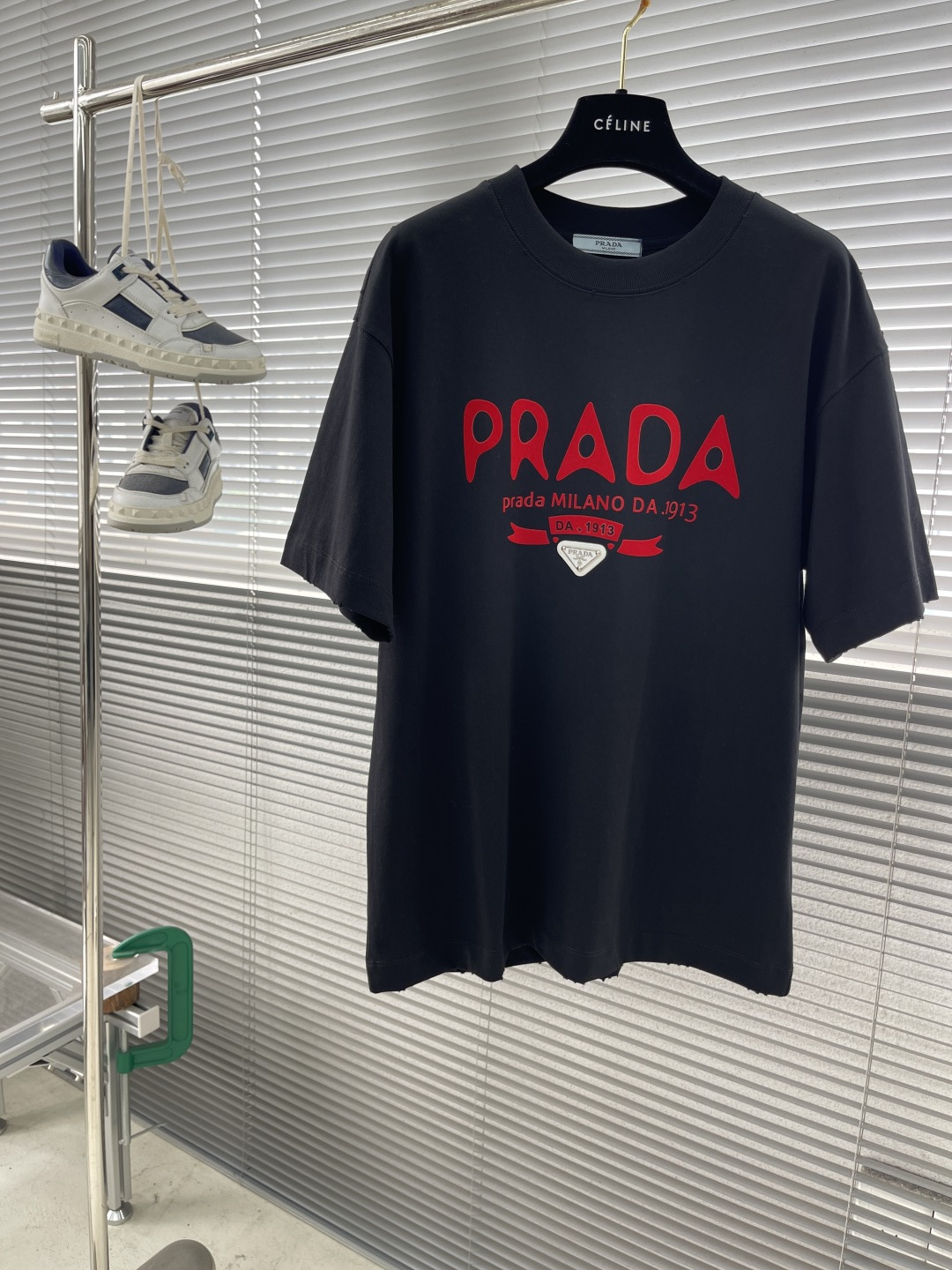 NO:412671,-PRAD 2025ss foamed printed art letter shield 1913 short-sleeved T-shirt, 240g double yarn pure cotton fabric; simple and beautiful; the fabric is soft and skin-friendly, the style is loose and beautiful, the pattern is simple and not exaggerated; it is essential for daily commuting. Size (S-3XL), prada, T-shirt,tees, t-shirt,alexander wang19860909-PRAD 2025ss发泡印花艺术字盾牌1913短袖T恤,选用240g双纱纯棉面料；简单好看；面料柔软亲肤,版型宽松好看,图案简单不浮夸；日常通勤必备. 尺码（S-3XL）,,prada,T-shirt,tees，t-shirt,alexander wang,Men's clothing