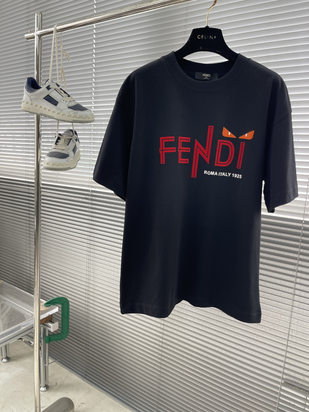 NO:412622,-FEND 25ss eye flocking printed short-sleeved T-shirt exclusively customized 280g 32 double yarns pure cotton fabric texture is very soft and comfortable. The top-notch fabric that distinguishes the market (no shrinkage, no deformation, no pilling) with 320g 1x1 thread (fabric threads are the same as the cylinder, no color difference, no easy deformation) original custom collar mark washing label tag packaging (perfect details) os shoulder-loose style loose spring and summer latest brick cabinet synchronizes men and women Size (S-3XL), fendi, T-shirt,tees, t-shirt,alexander wang19860909-FEND 25ss眼睛植绒印花短袖t恤 采用原板独家定制280克32支双纱 纯棉面料质感非常柔软舒服区别市场的顶级面料(不缩水不变形 不起球) 搭配320克1x1螺纹(面料螺纹同缸定染无色差不易变形)原版定制领标洗水唛吊牌包装(细节完美) os落肩宽松版型春夏最新砖柜同步男女同款 尺码（S-3XL）,,fendi,T-shirt,tees，t-shirt,alexander wang,Men's clothing