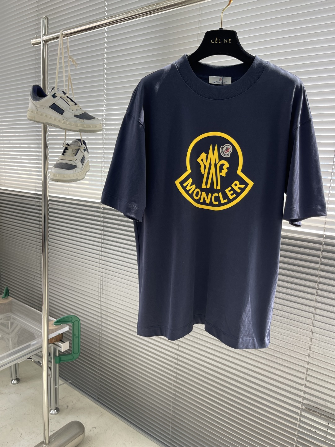 NO:412650,-mon flocked three-dimensional embossed embossed letters concave round neck short-sleeved T-shirt, the same style as men and women!  Pure cotton main material, comfortable to fit the skin, durable and easy to wear, classic and simple logo design, meticulous craftsmanship, short-sleeved single product for men is not on the same public face, but must be unique and attractive. This short-sleeved short-sleeved style is online, with a comfortable and stylish look as always, including fabric and cutting technology!  Pure cotton fabric, pure cotton breathable, very refreshing and comfortable to wear when worn every day. The rib knit on the neckline is flat and tight, and the neckline will not be crooked at random. The loose style will make you find that the upper body looks really good. The overall size is minimalist and neat, and it is super versatile everyday!  It’s youthful to just pair a pair of pants. A T-shirt can make you crazy about your outfits, and a fashionable item that will never go wrong!  Size (S-3XL), T-shirt,tees,t-shirt,alexander wang19860909-mon 植绒立体浮雕压花字母凹凸圆领短袖T恤,男女同款！ 纯棉主料,贴肤舒适,耐看又好穿,经典简约logo设计,工艺一丝不苟,型男必备单品短袖不在千篇一律的大众脸,而是一定要独特吸引人的眼球,这一款短袖品相品质都在线,舒适度,一如既往的版型,时髦度,包括面料、裁剪工艺上,都是下足了功夫！纯棉质面料,纯棉透气,日常穿着非常清爽穿感舒适,领口的罗纹针织平整紧密,随意折腾都不会领口歪斜,宽松版型,上身你就会发现真的好好看,整体极简利落,超级日常百搭！随随便便搭配一条裤子就是青春的样子,一件t恤就能为你的穿搭疯狂,绝不会出错的时髦单品！ 尺码（S-3XL）,,T-shirt,tees，t-shirt,alexander wang,Men's clothing