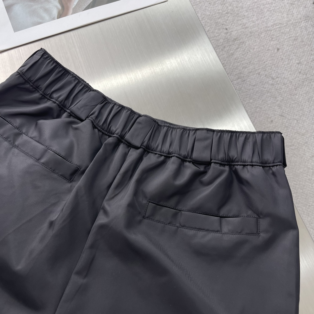 -PRAD 尼龙工装短裤选用标志性尼龙面料制成，通过高密度的编织结构，使其具备高强度抗撕裂，耐磨性超群。