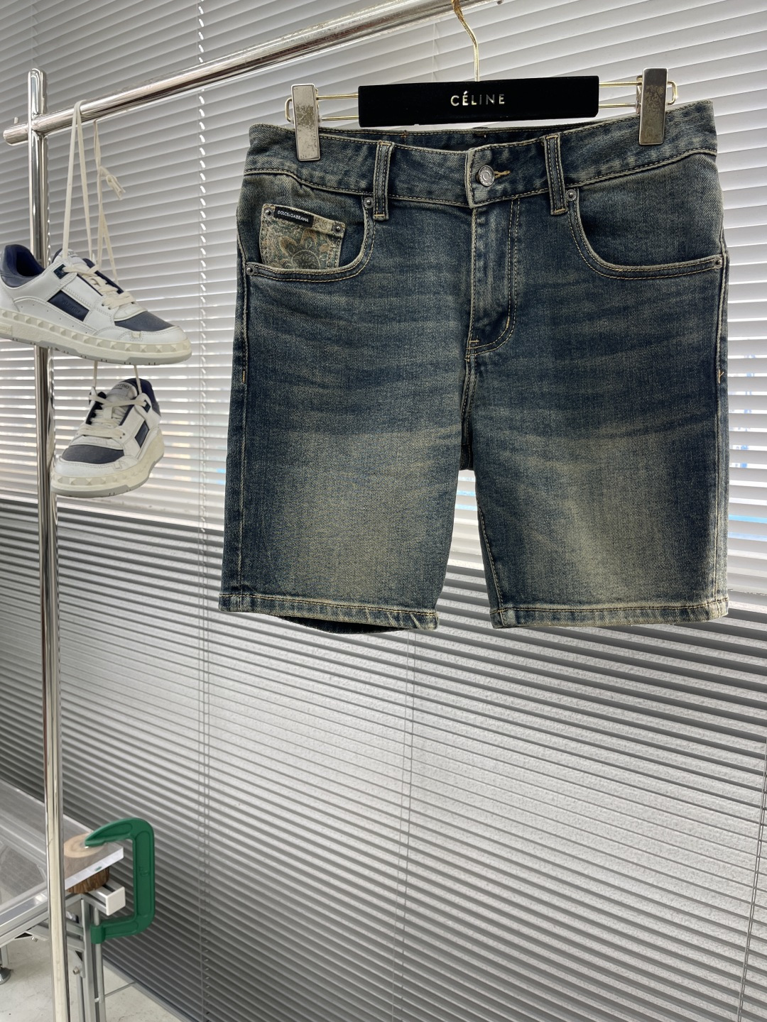 -DG  25ss新款牛仔短裤
臻品尤物 .后腰处织带拼接设计字母...