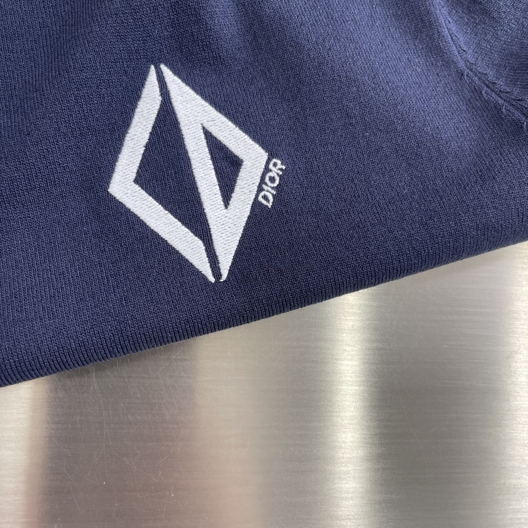 -Dio Diamond 刺绣针织短袖定织定染丝韵臻柔针织料 柔软丝滑 舒适贴肤 以浓郁的藏蓝色调登场 