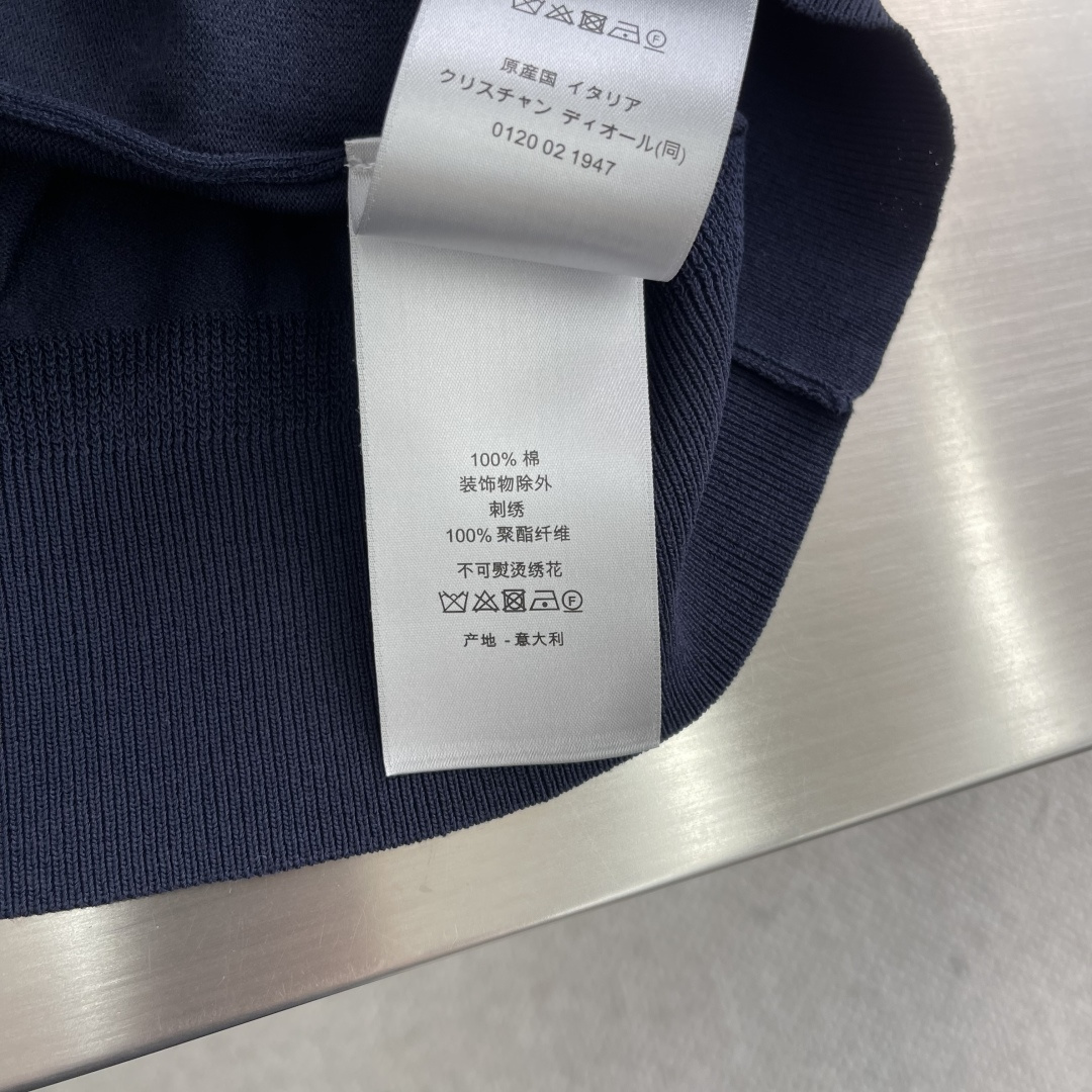 -Dio Diamond 刺绣针织短袖定织定染丝韵臻柔针织料 柔软丝滑 舒适贴肤 以浓郁的藏蓝色调登场 