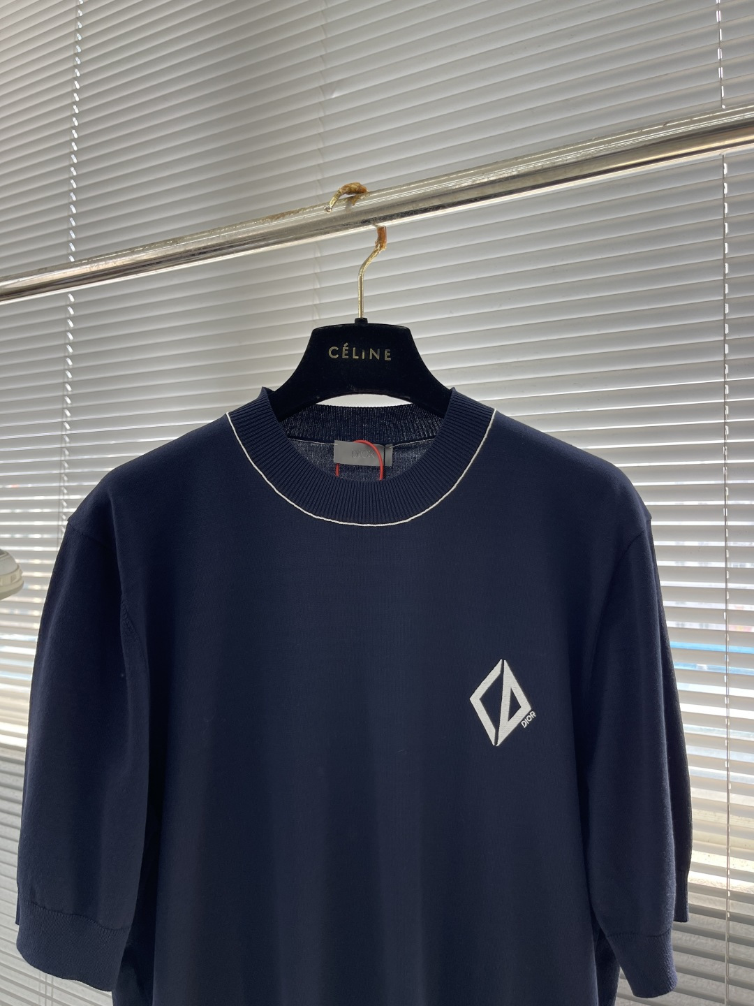 -Dio Diamond 刺绣针织短袖定织定染丝韵臻柔针织料 柔软丝滑 舒适贴肤 以浓郁的藏蓝色调登场 