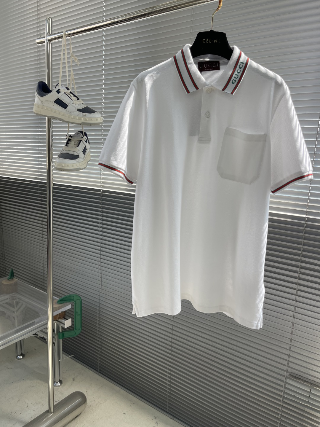 NO:431842,-GUCC 25 Spring and Summer New Lapel Letter Knitted Polo The same simple Polo collar design in the counter modifies the neck lines and shows elegant temperament. This Polo shirt is not only suitable for daily wear, but also for business occasions. It is really a good thing to wear. Whether it is fabric, design or color selection, it is done very well. If you are looking for a Polo shirt that is both comfortable and fashionable, then this one is definitely worth buying. Size M-XXL, gucci, alexander wang19860909-GUCC 25春夏新款翻领字母针织polo 专柜同款简约的Polo领设计,修饰颈部线条,展示优雅气质. 这款Polo衫不仅适合日常穿着,也非常适合商务场合,真的是一件多穿的好物.无论是从面料、设计还是颜色选择上,都做得非常出色.如果你正在寻找一款既舒适又时尚的Polo衫,那么这款绝对值得你入手 码数M-XXL,,gucci,alexander wang,Men's clothing