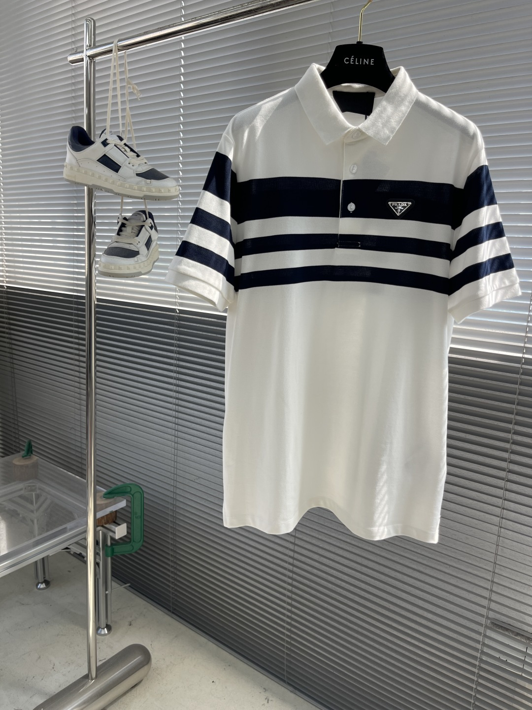 NO:431846,-PRAD 2025 spring and summer new triangle letter lapel polo pure cotton bead floor cotton fabric classic POLO shirt, classic hot series, pattern decoration adds playful color to the business and casual style, the overall high-end, simple and generous, the fabric is tough, not pilled, not easy to deform and shrink. It has good breathability and moisture absorption effect, the counter style is super good, durable and comfortable. The color is black and white!  Code number M-XXL, prada, alexander wang19860909-PRAD 2025春夏新款三角标字母翻领polo 纯棉珠地棉面料经典款POLO衫,经典爆款系列,图案装饰让商务休闲风增添了俏皮的色彩,整体高级简单大方,面料有韧性、不起球、不易变形和缩水.有较好的透气性和吸湿效果,专柜版型,版型超好,耐穿又舒适. 颜色黑色白色！ 码数M-XXL,,prada,alexander wang,Men's clothing