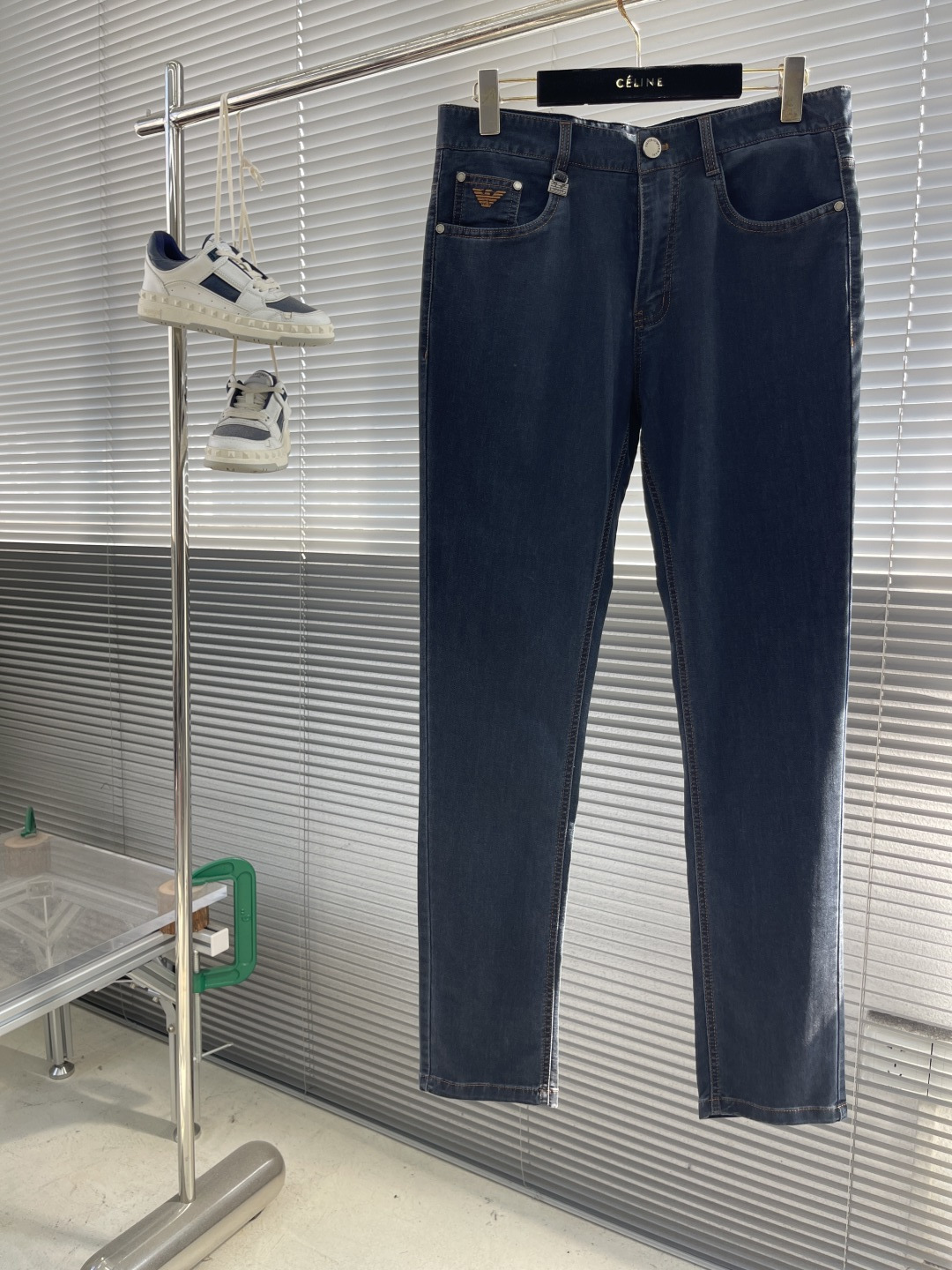 -EA 阿玛尼  高级时装感，牛仔面料 , 深蓝色洗水牛仔裤
面...