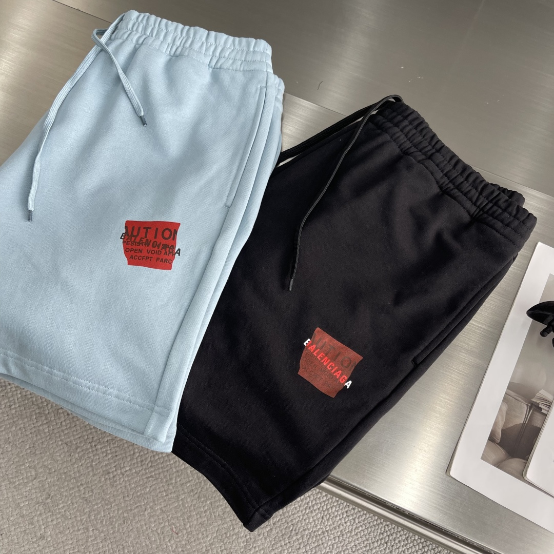 -Balenciag 胶带字母短裤，面料采用毛圈纯棉制作而成，叠层印花工艺，手感非常舒服 两侧开一字袋 