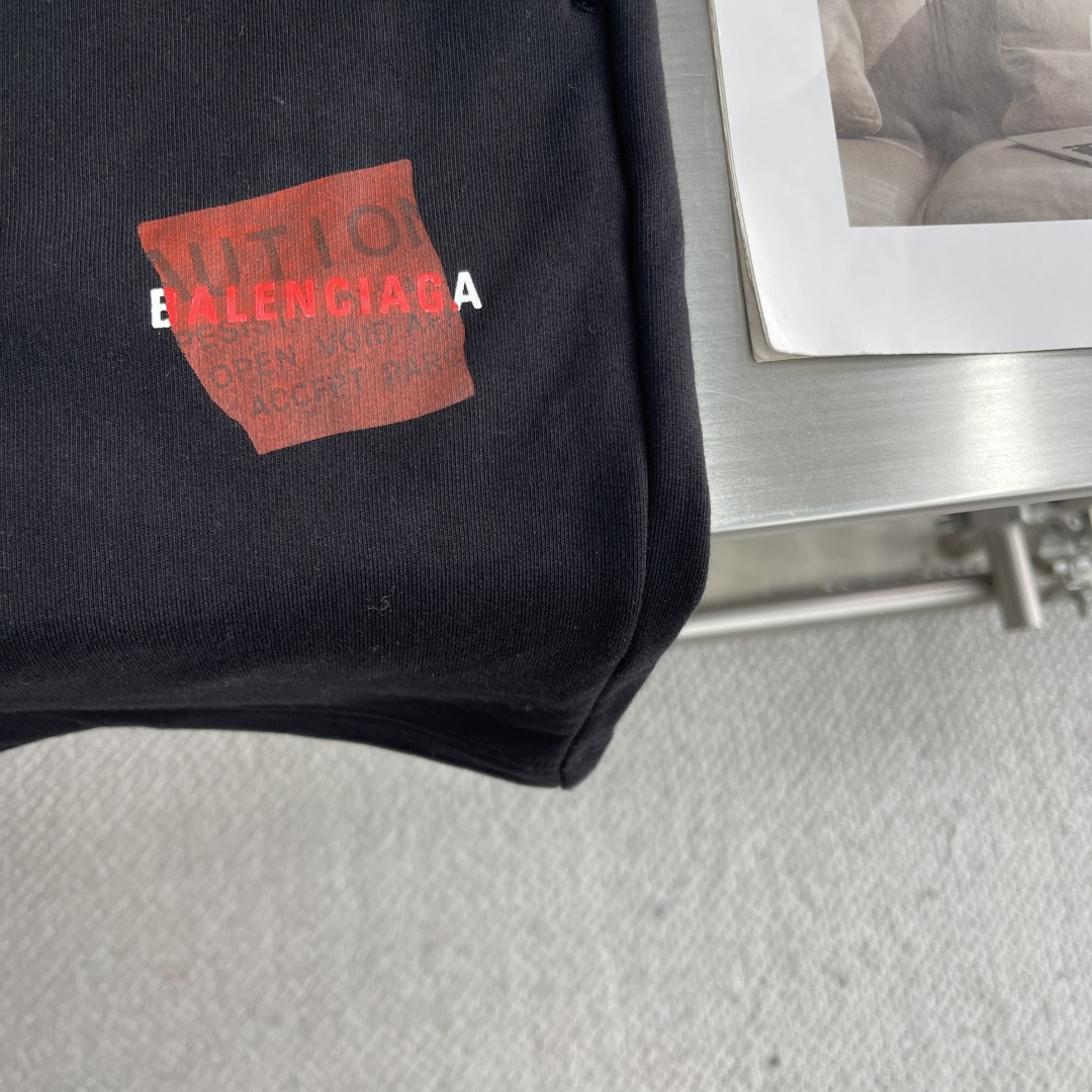 -Balenciag 胶带字母短裤，面料采用毛圈纯棉制作而成，叠层印花工艺，手感非常舒服 两侧开一字袋 