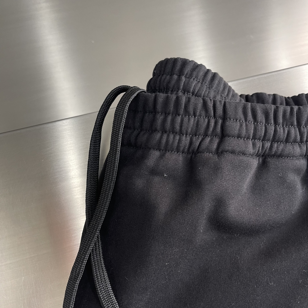 -Balenciag 胶带字母短裤，面料采用毛圈纯棉制作而成，叠层印花工艺，手感非常舒服 两侧开一字袋 