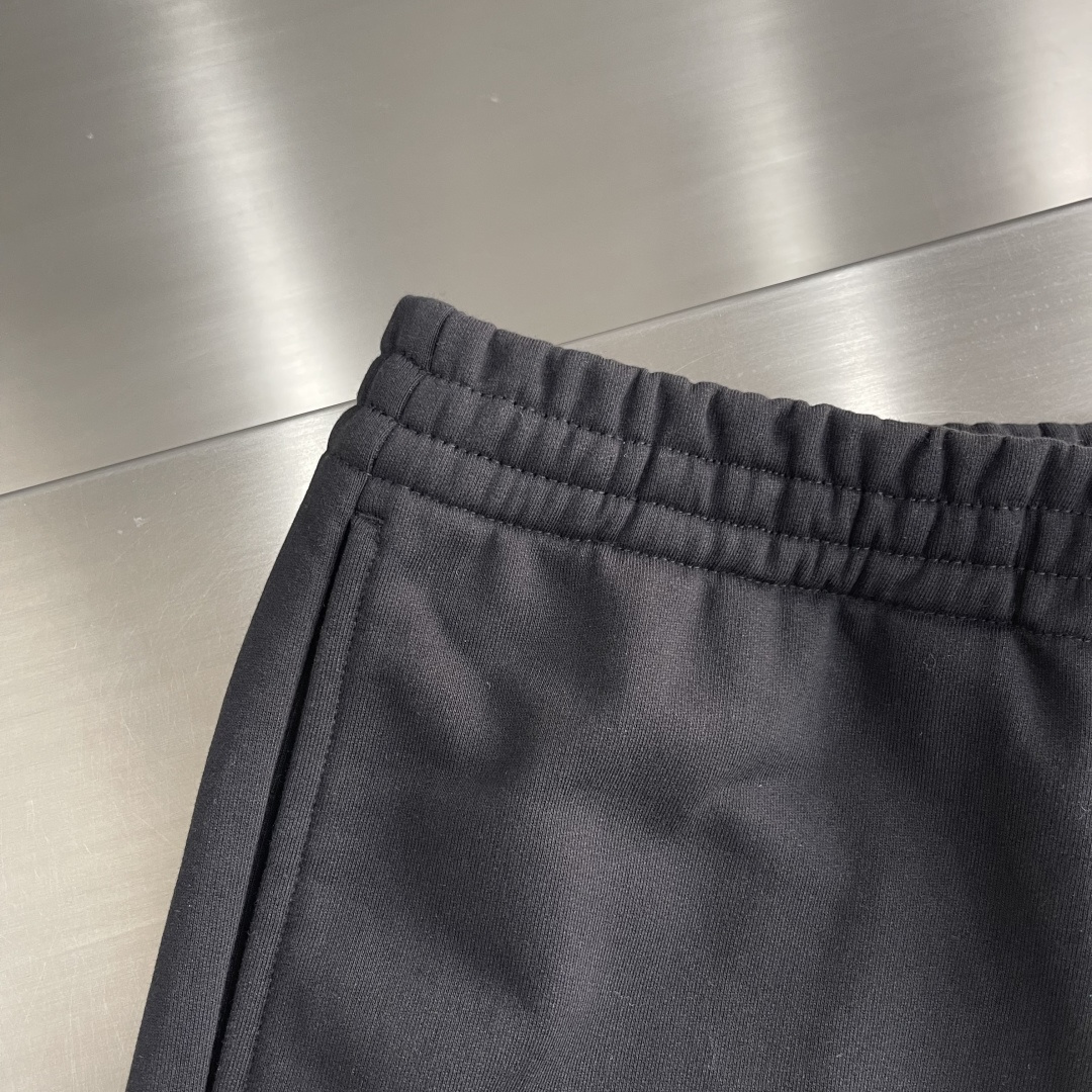 -Balenciag 胶带字母短裤，面料采用毛圈纯棉制作而成，叠层印花工艺，手感非常舒服 两侧开一字袋 