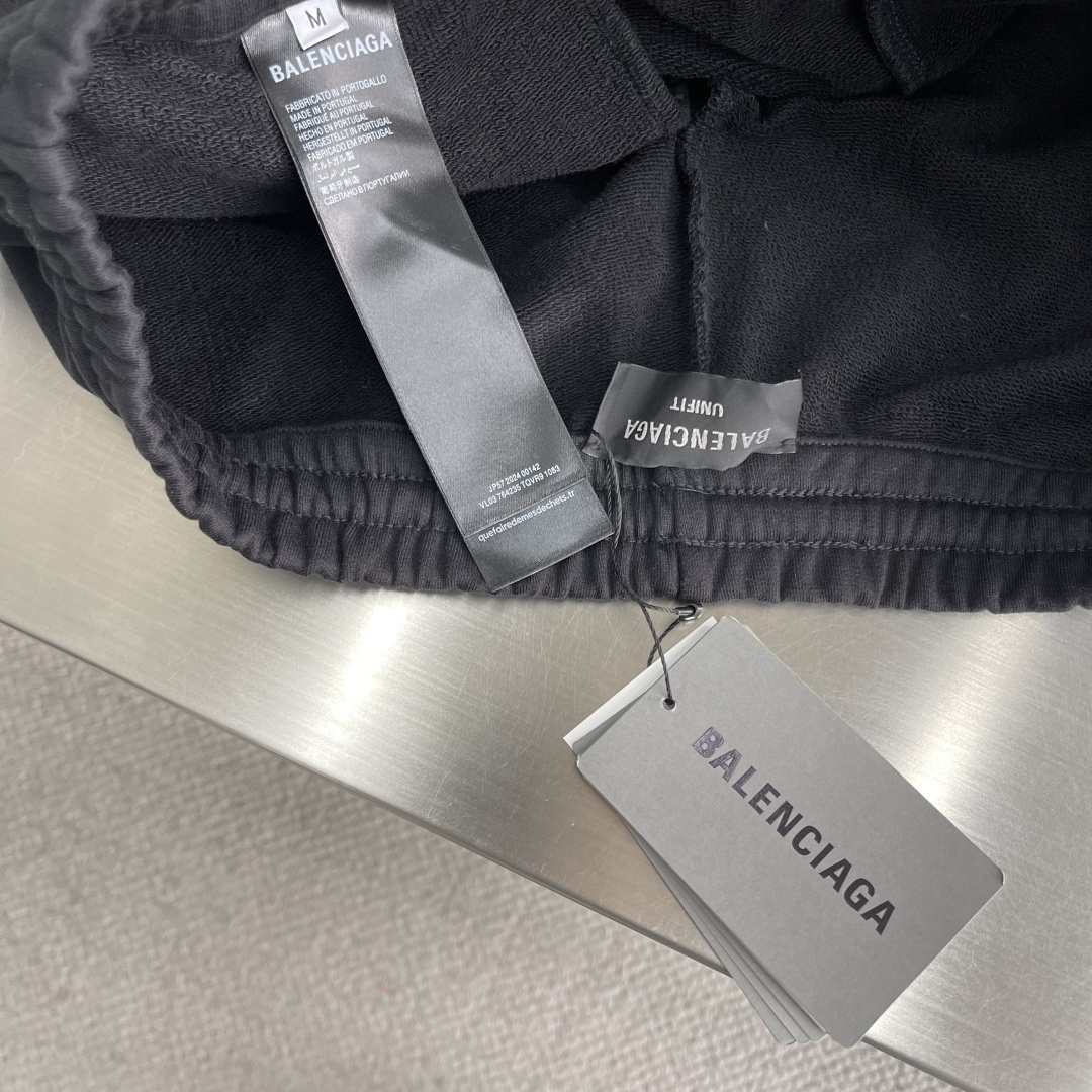 -Balenciag 胶带字母短裤，面料采用毛圈纯棉制作而成，叠层印花工艺，手感非常舒服 两侧开一字袋 