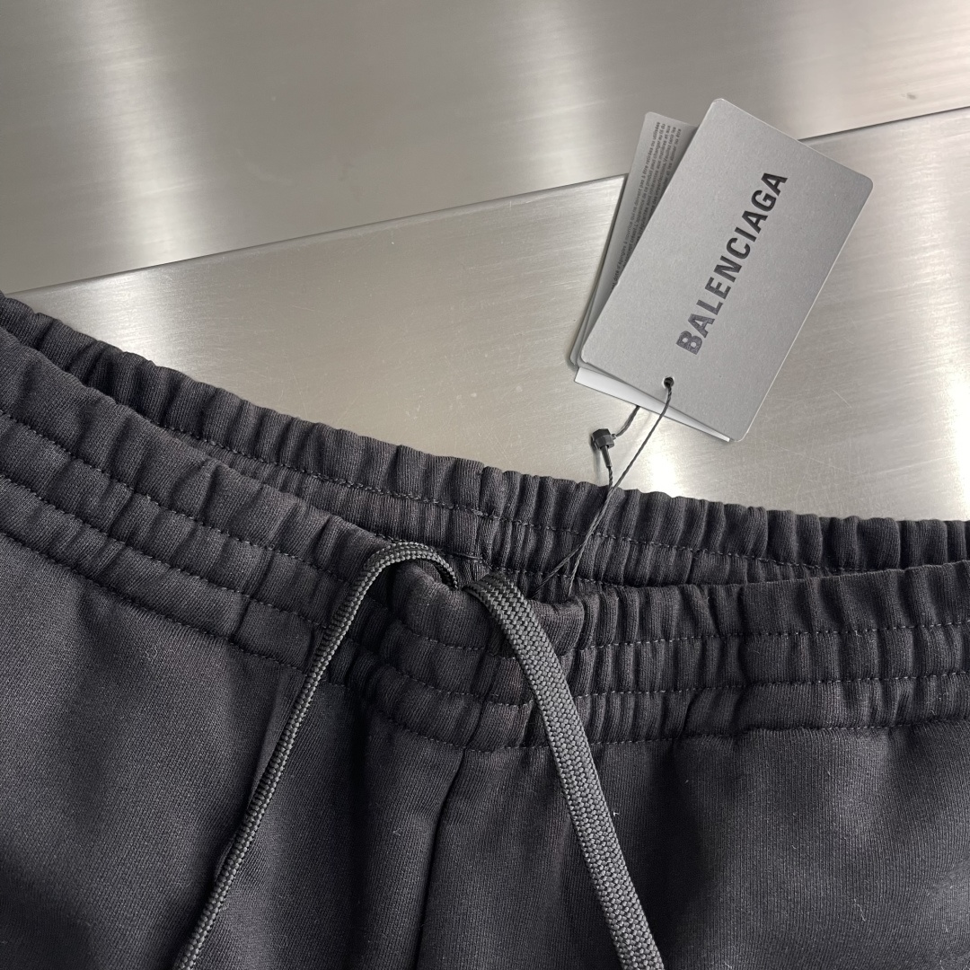 -Balenciag 胶带字母短裤，面料采用毛圈纯棉制作而成，叠层印花工艺，手感非常舒服 两侧开一字袋 