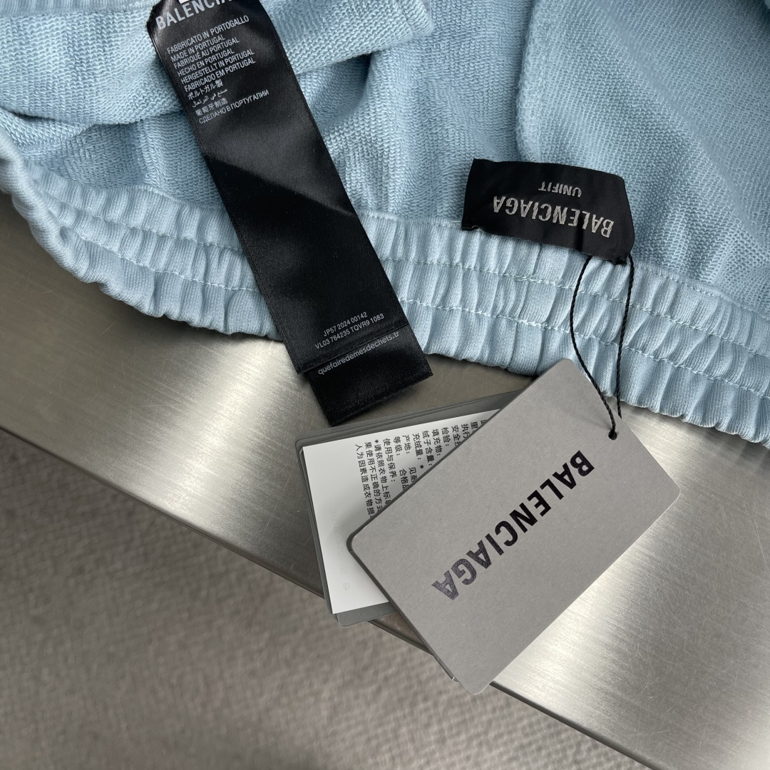 -Balenciag 胶带字母短裤，面料采用毛圈纯棉制作而成，叠层印花工艺，手感非常舒服 两侧开一字袋 
