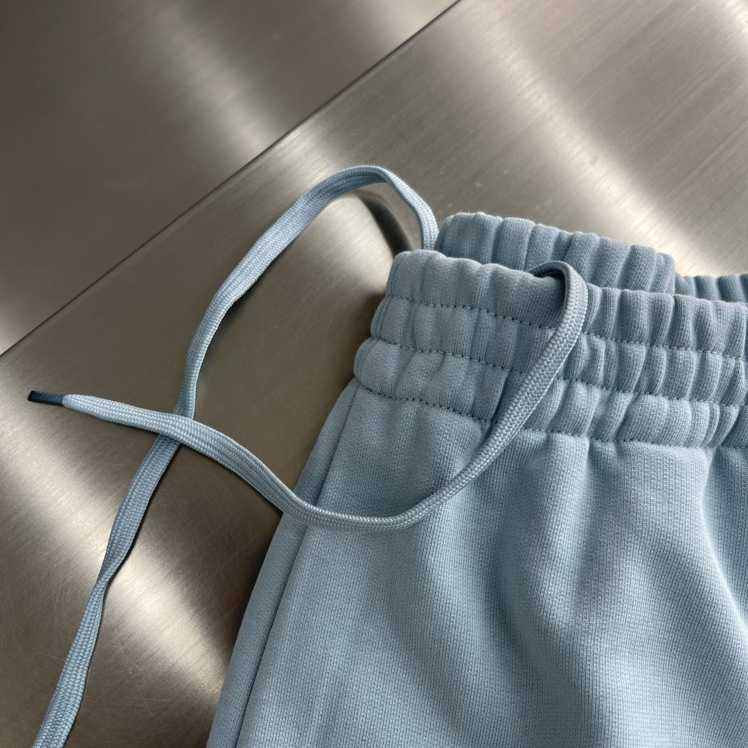 -Balenciag 胶带字母短裤，面料采用毛圈纯棉制作而成，叠层印花工艺，手感非常舒服 两侧开一字袋 