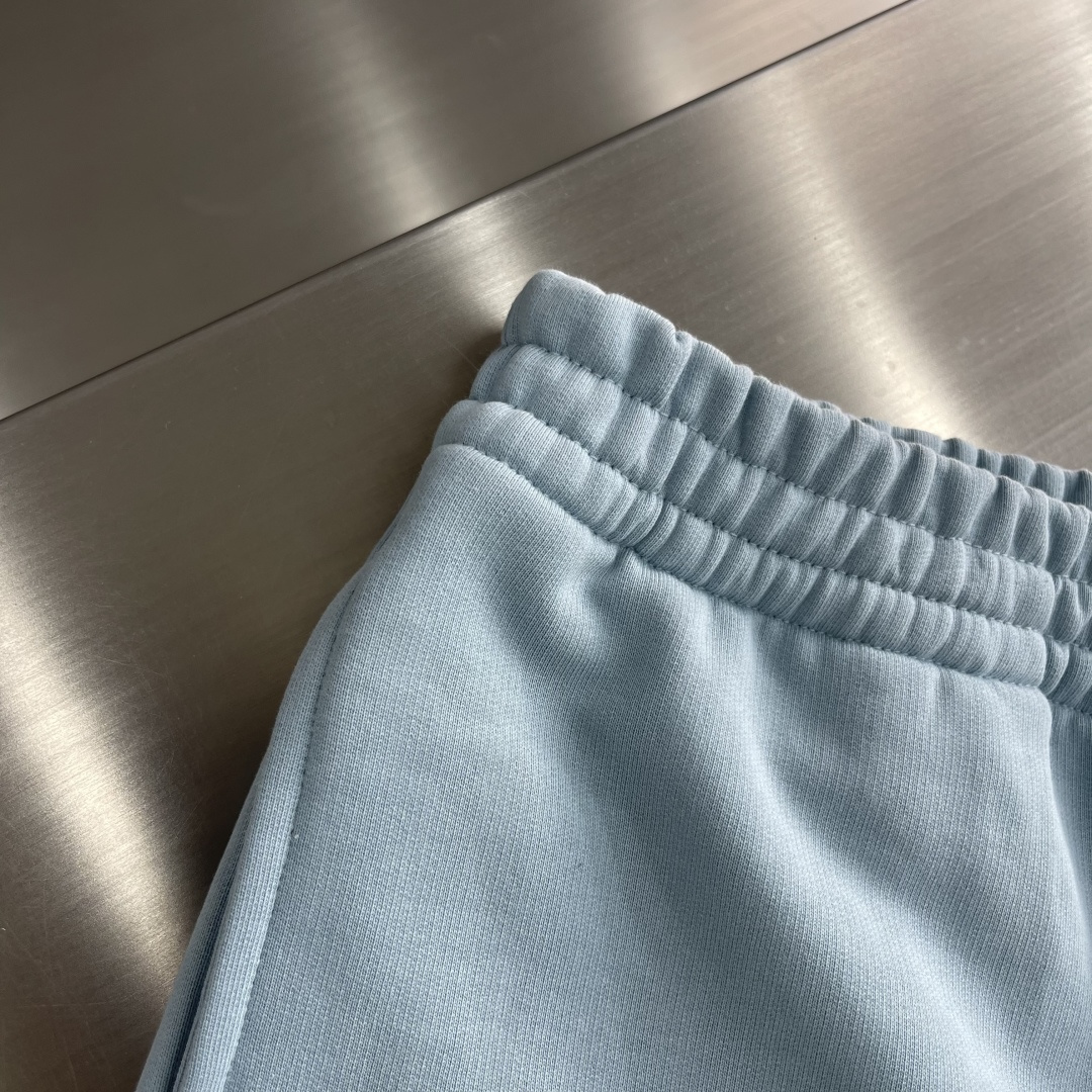 -Balenciag 胶带字母短裤，面料采用毛圈纯棉制作而成，叠层印花工艺，手感非常舒服 两侧开一字袋 