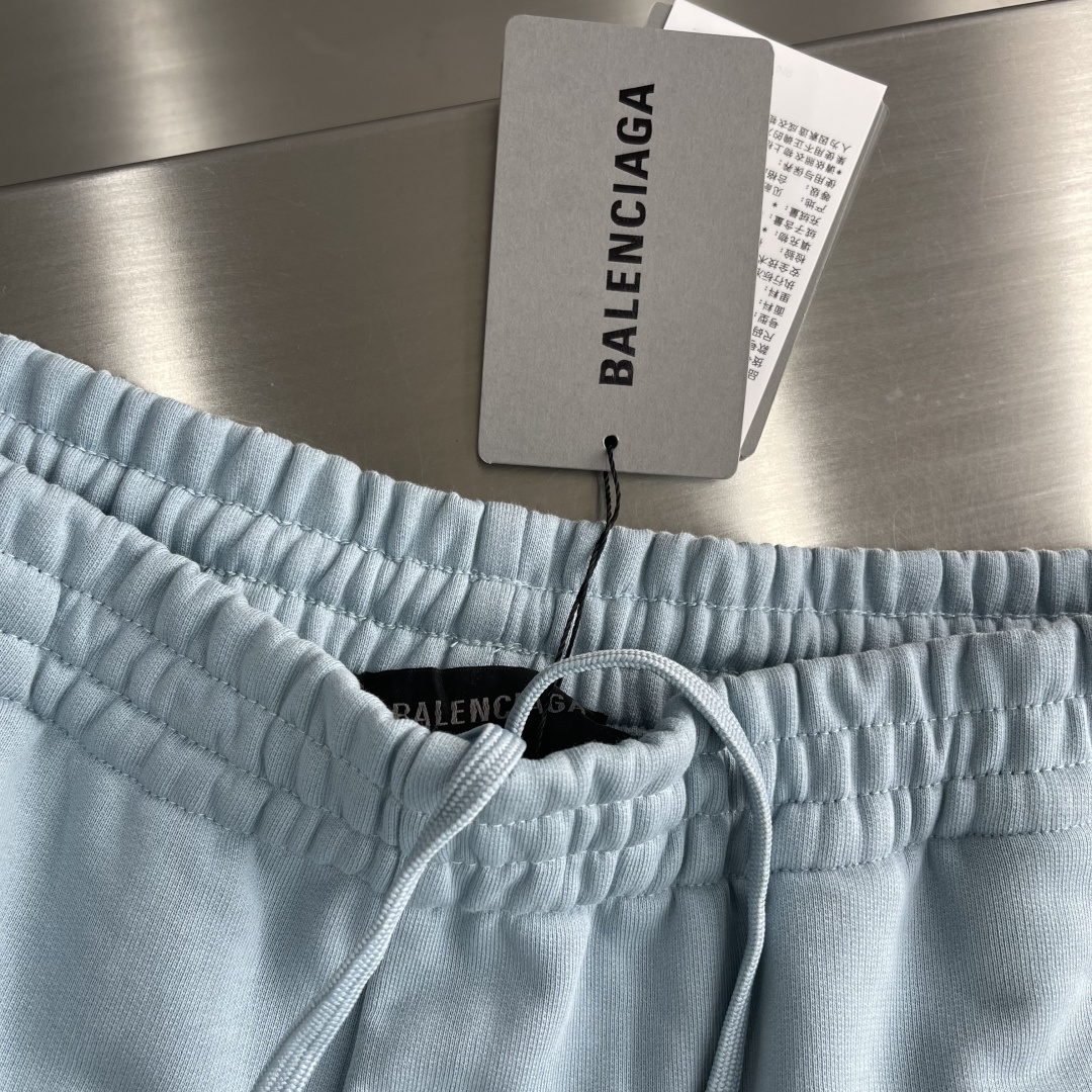 -Balenciag 胶带字母短裤，面料采用毛圈纯棉制作而成，叠层印花工艺，手感非常舒服 两侧开一字袋 
