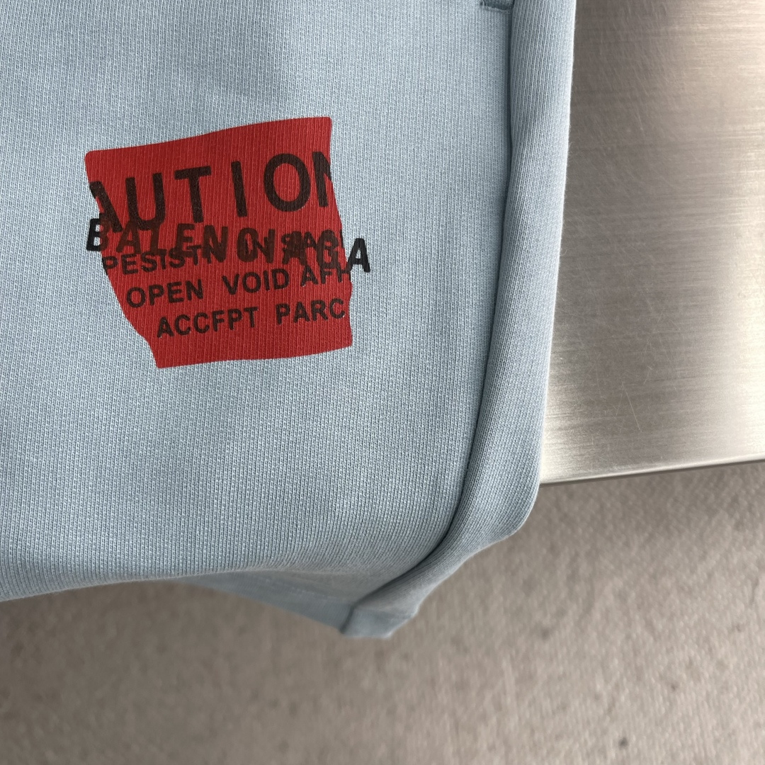 -Balenciag 胶带字母短裤，面料采用毛圈纯棉制作而成，叠层印花工艺，手感非常舒服 两侧开一字袋 