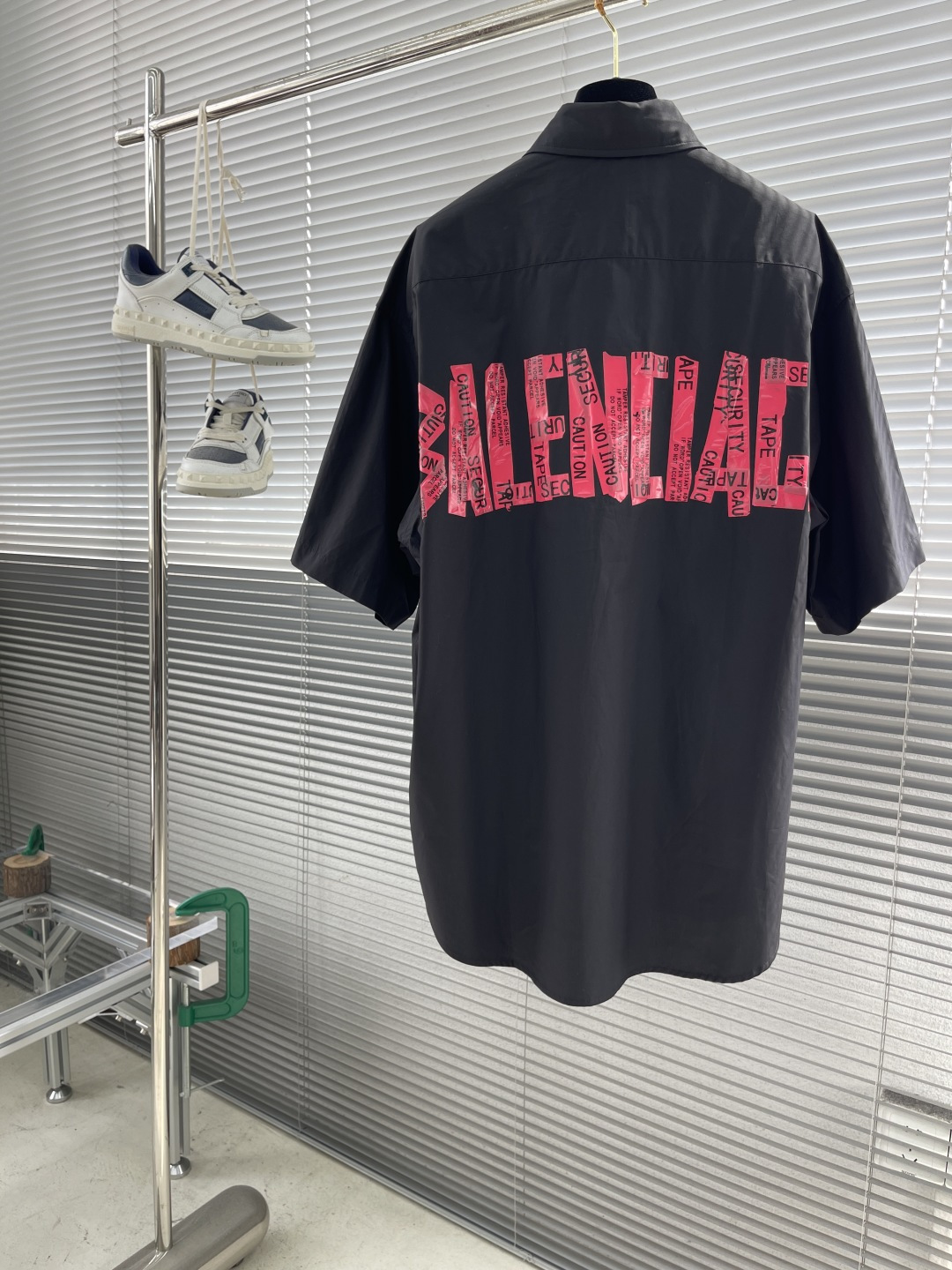 -Balenciag  胶带短袖衬衫
定制臻棉御皱纤云布料 细腻柔软 ...