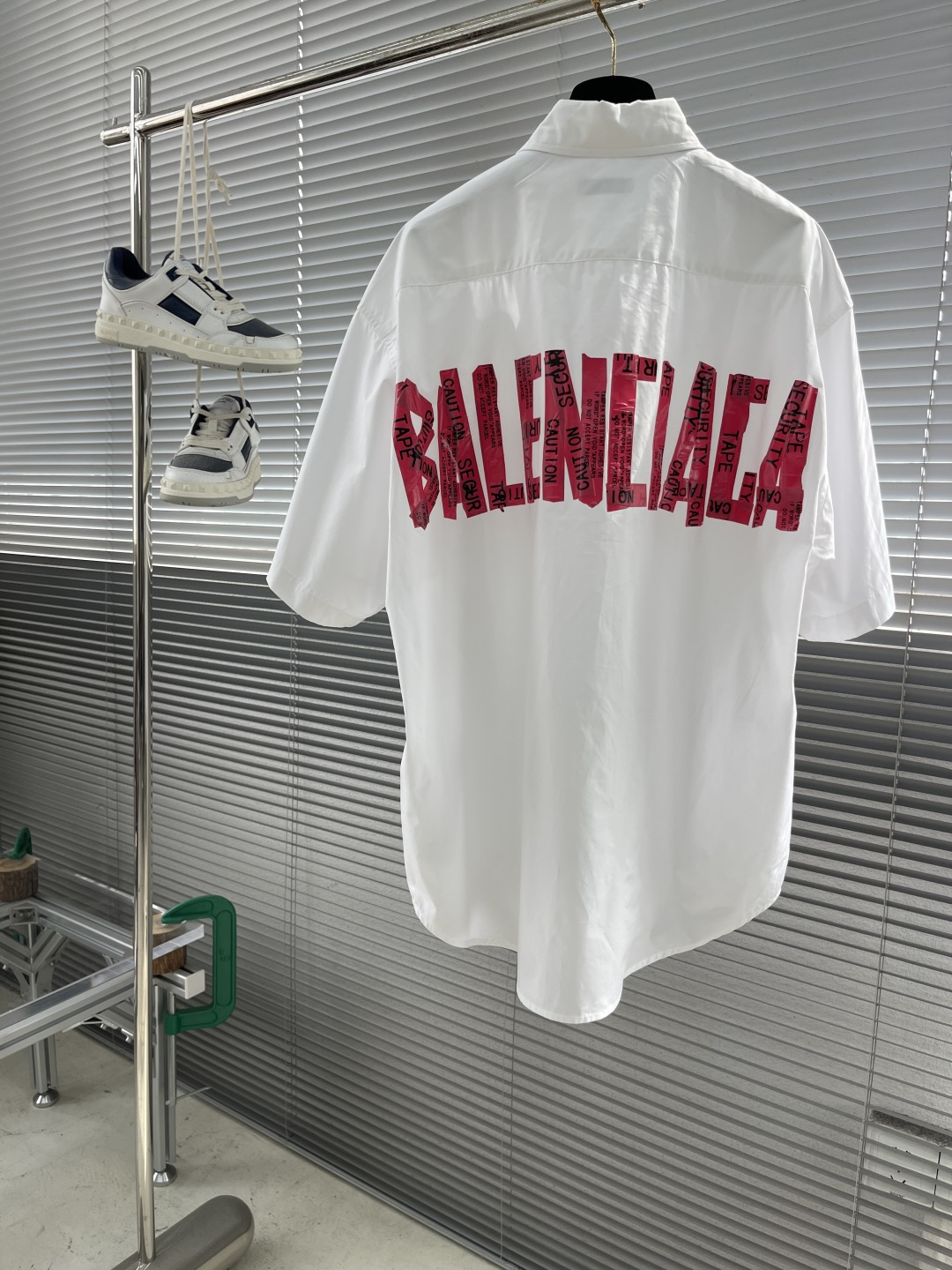 -Balenciag  胶带短袖衬衫
定制臻棉御皱纤云布料 细腻柔软 ...