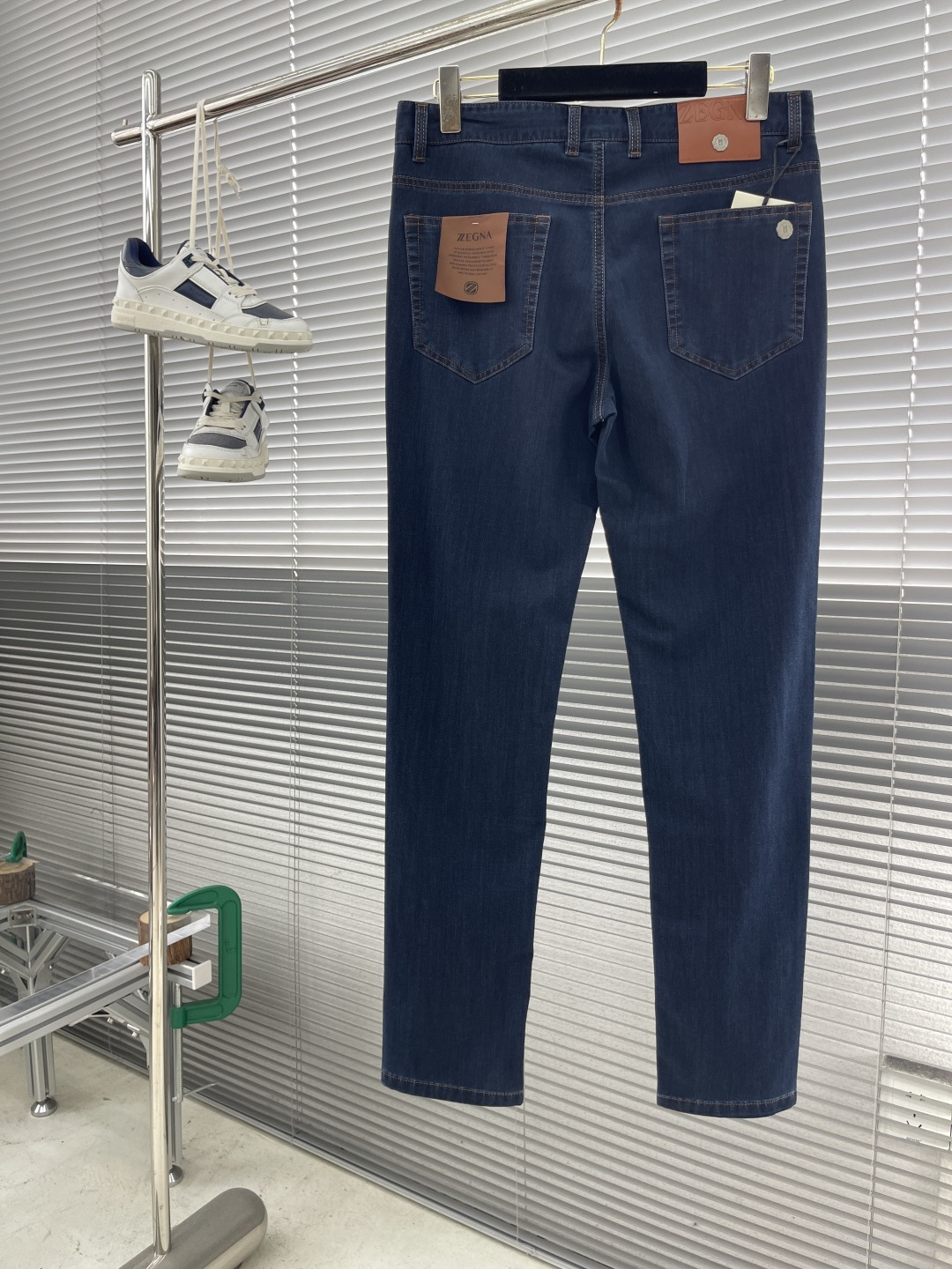 -Z ZEGN   高级时装感，牛仔面料 , 蓝色洗水牛仔裤
面料很特...
