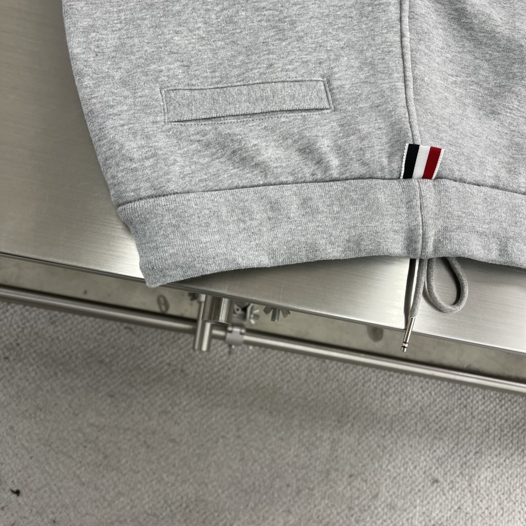 -TB 26ss最新款式 船锚刺绣短裤。精梳纯棉环纺纱，版型紧致立体，定制裤绳五金质感强，上身舒适透气，
