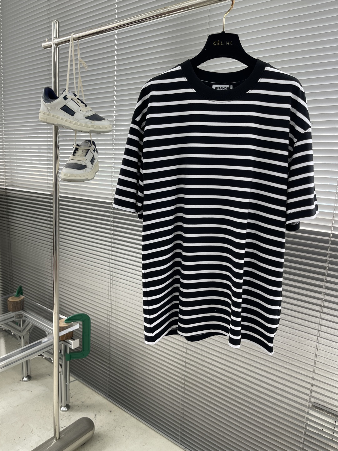 NO:952826,(S/1 M/1 L/1) -JILSANDER+ This pure cotton striped short-sleeved T-shirt is so handsome!  Heavy cotton, great texture, striped elements, classic and fashionable, loose and versatile, suitable for boys. The half-sleeves are refreshing and comfortable in summer, and also suitable for base layering in autumn and winter. Hurry up and get it, a trendy boy's t+, sizes S-XL, jil sander, T-shirt,19860909（S/1 M/1 L/1） -JILSANDER+这款纯棉条纹短袖丁恤太帅啦！ 重磅纯棉,质感超棒 条纹元素,经典时尚 宽松百搭, 男生穿超有范 夏季半袖清爽舒适,秋冬打底也 d 赶紧入手,做潮流男孩t+ 码数S-XL,,jil sander,T-shirt,,Men's clothing