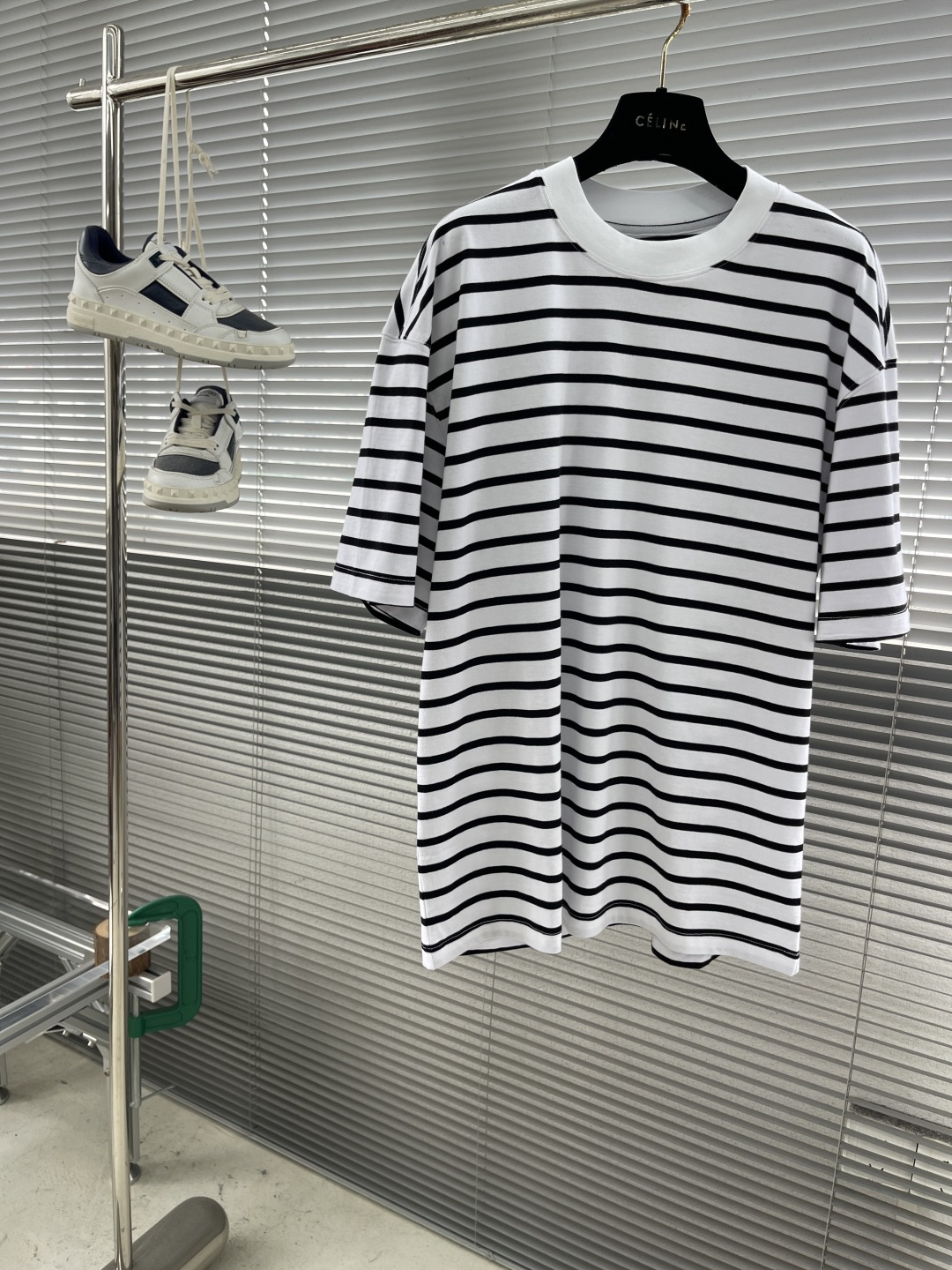 NO:952834,(S/1) -JILSANDER+ This pure cotton striped short-sleeved T-shirt is so handsome!  Heavy cotton, great texture, striped elements, classic and fashionable, loose and versatile, suitable for boys. The half-sleeves are refreshing and comfortable in summer, and also suitable for base layering in autumn and winter. Hurry up and get it, a trendy boy's t+, sizes S-XL, jil sander, T-shirt,19860909（S/1） -JILSANDER+这款纯棉条纹短袖丁恤太帅啦！ 重磅纯棉,质感超棒 条纹元素,经典时尚 宽松百搭, 男生穿超有范 夏季半袖清爽舒适,秋冬打底也 d 赶紧入手,做潮流男孩t+ 码数S-XL,,jil sander,T-shirt,,Men's clothing
