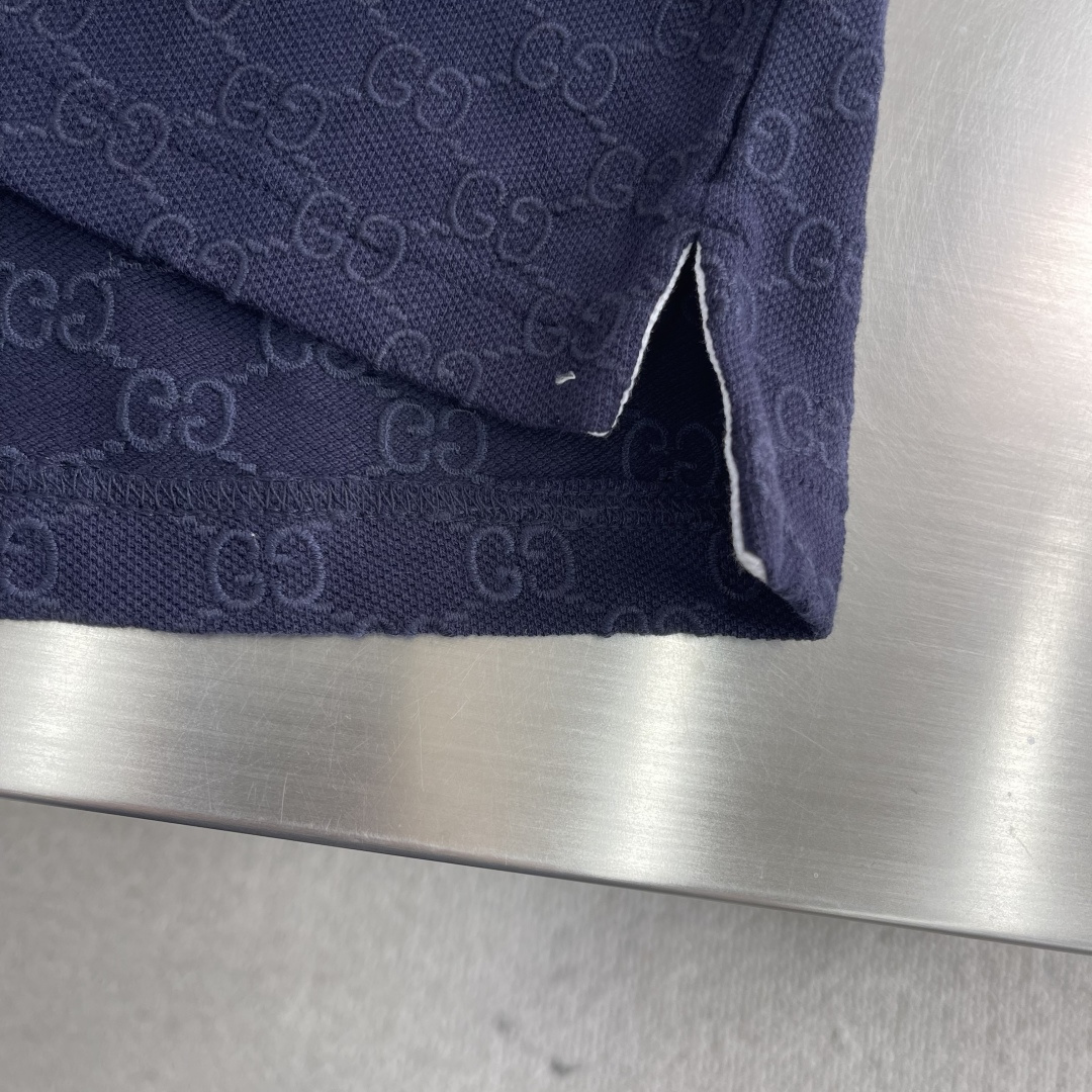 -GUCC 满印GG提花弹力棉Polo衫这款Polo衫采用弹力珠地棉制作，搭配通体GG经典绣花，精致展现