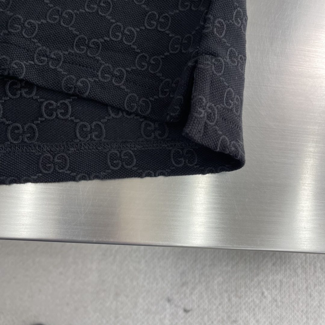 -GUCC 满印GG提花弹力棉Polo衫这款Polo衫采用弹力珠地棉制作，搭配通体GG经典绣花，精致展现