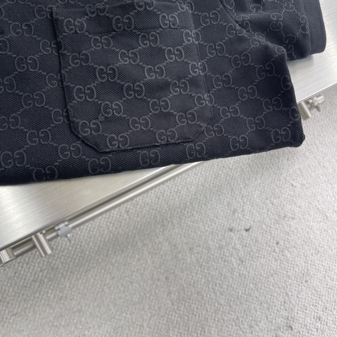 -GUCC 满印GG提花弹力棉Polo衫这款Polo衫采用弹力珠地棉制作，搭配通体GG经典绣花，精致展现