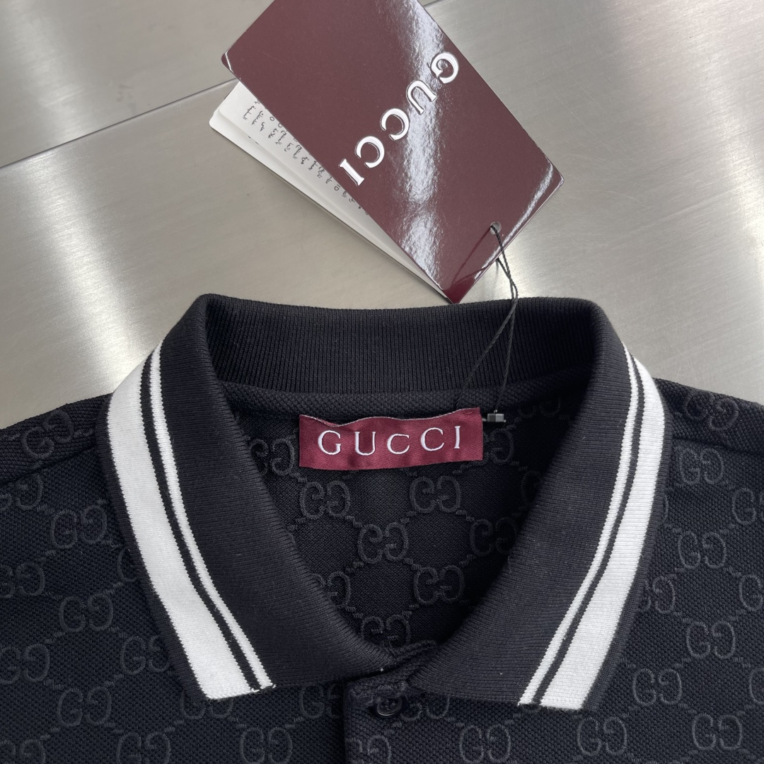 -GUCC 满印GG提花弹力棉Polo衫这款Polo衫采用弹力珠地棉制作，搭配通体GG经典绣花，精致展现