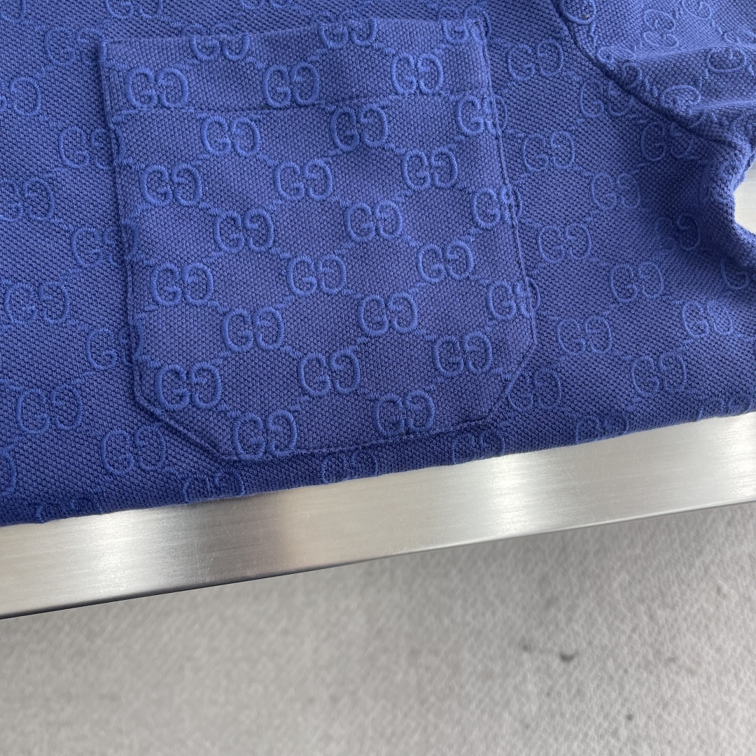 -GUCC 满印GG提花弹力棉Polo衫这款Polo衫采用弹力珠地棉制作，搭配通体GG经典绣花，精致展现