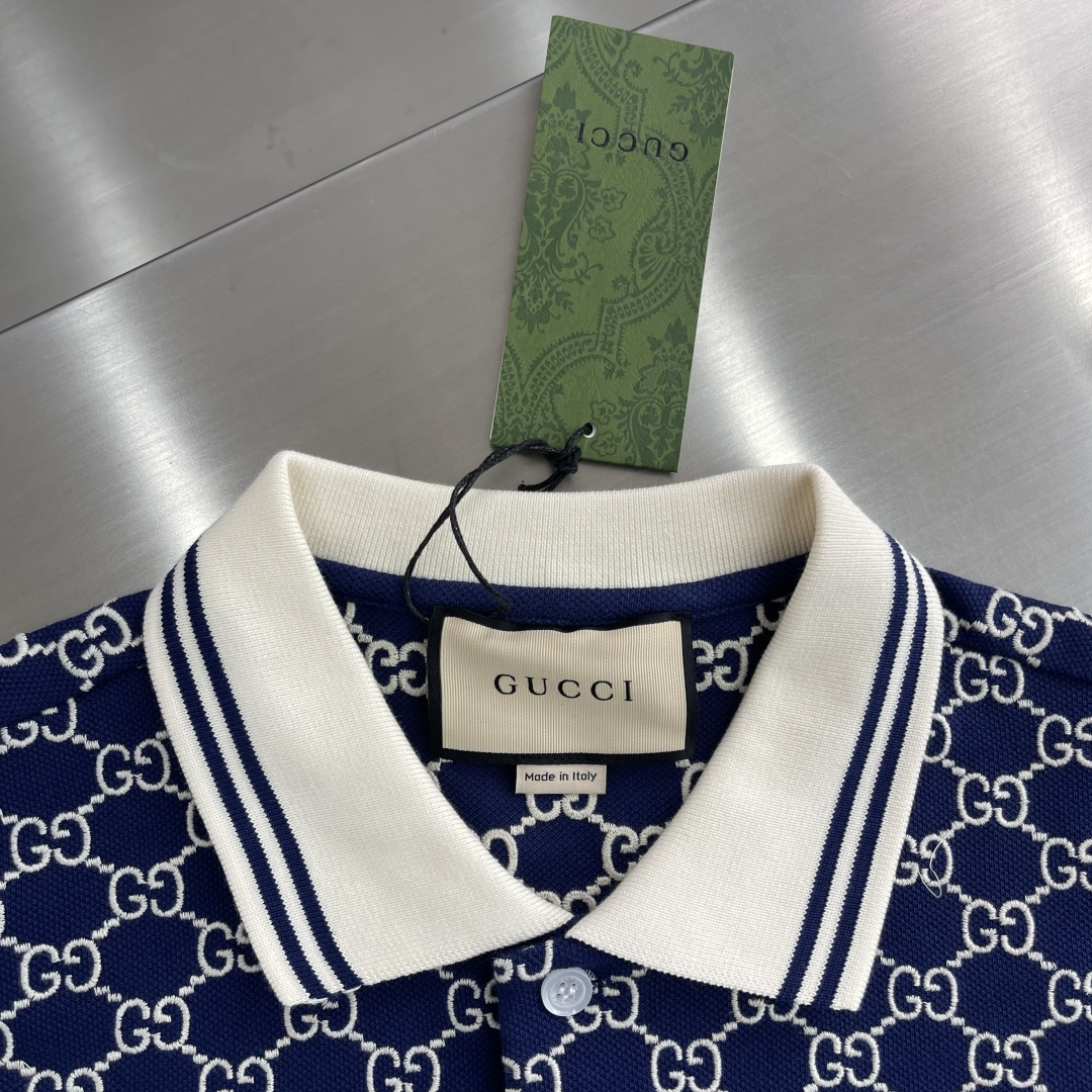 -GUCC 满印GG提花弹力棉Polo衫这款Polo衫采用弹力珠地棉制作，搭配通体GG经典绣花，精致展现