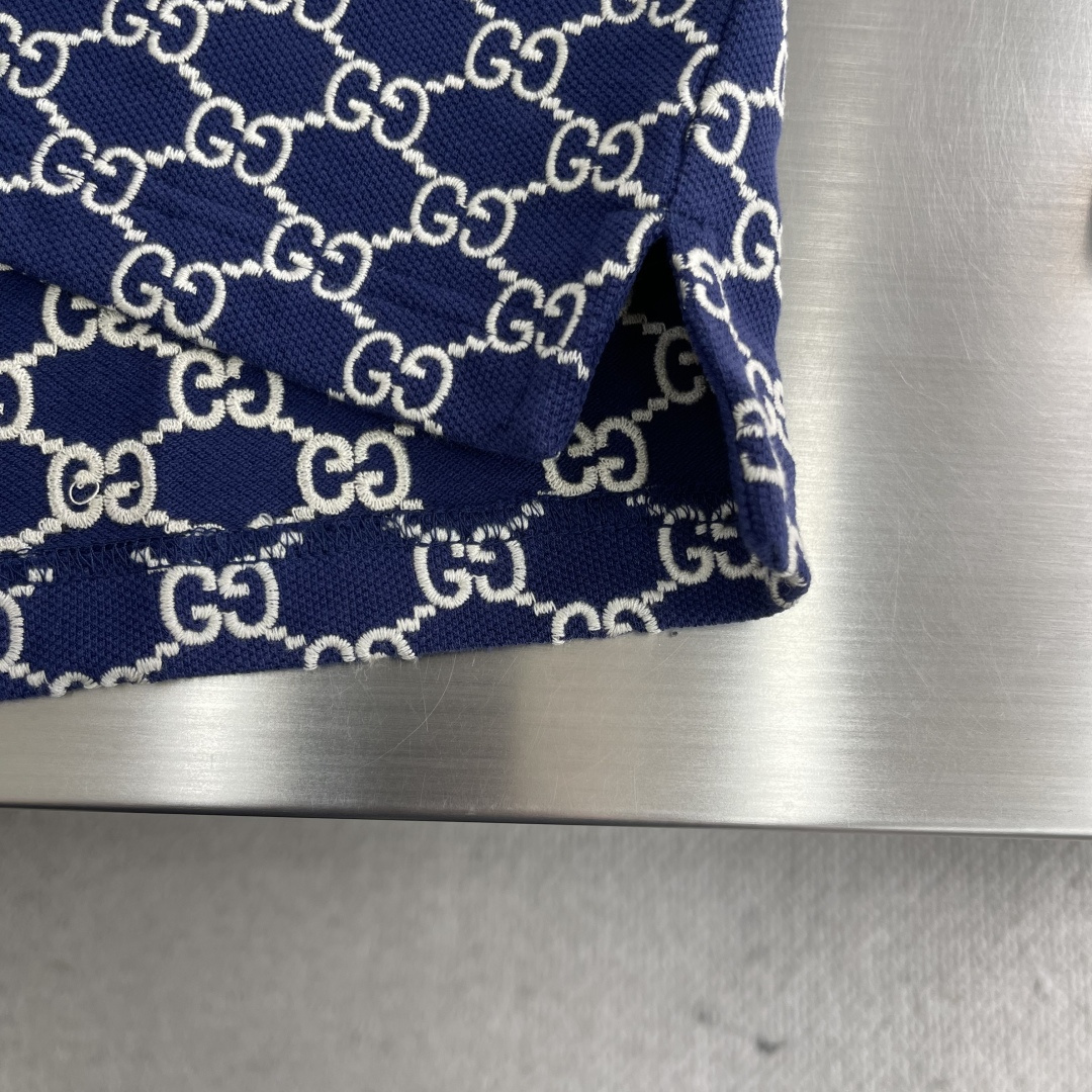 -GUCC 满印GG提花弹力棉Polo衫这款Polo衫采用弹力珠地棉制作，搭配通体GG经典绣花，精致展现