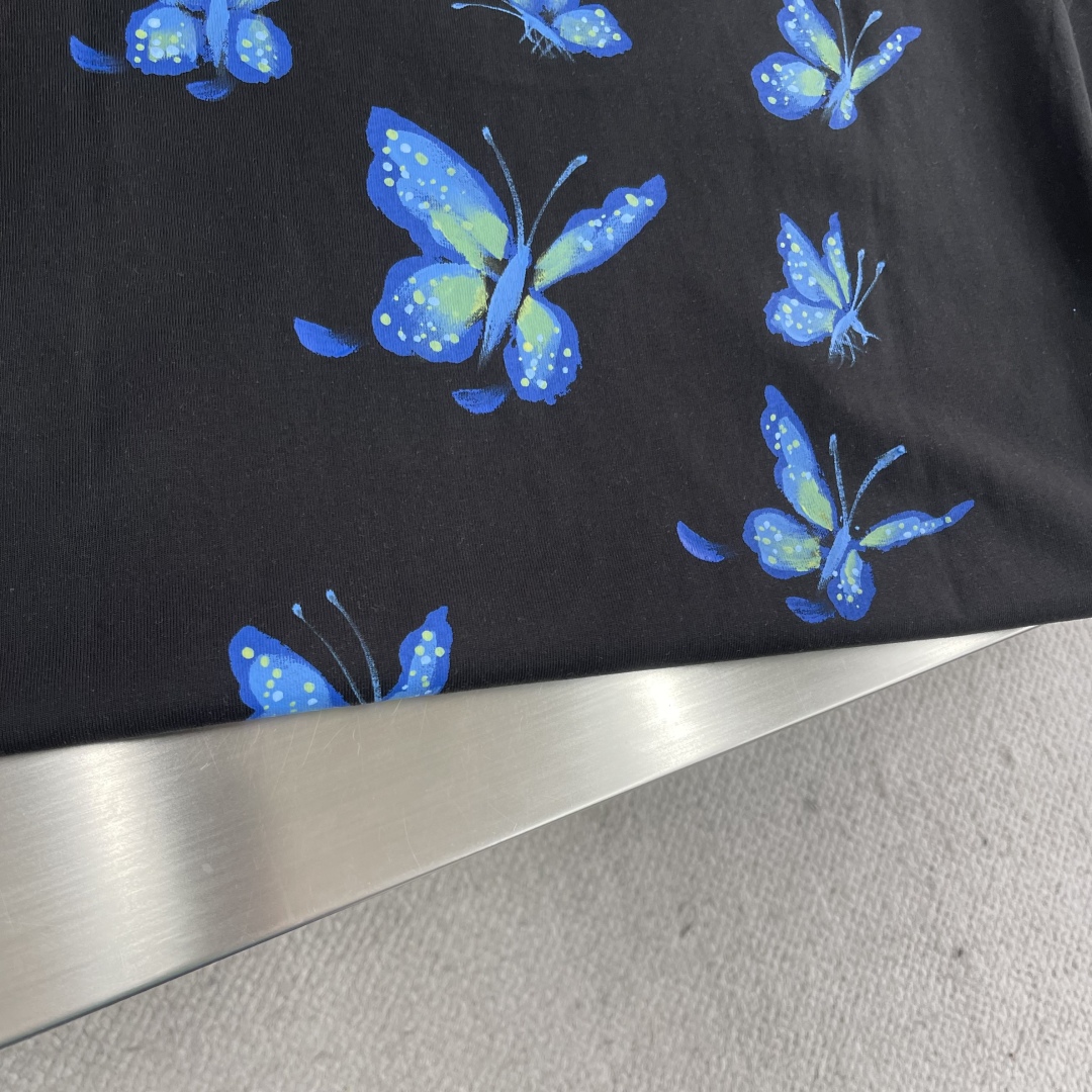 

-Dio   25ss新款刺绣圆领T恤，胸前彩色手绘品牌字母蝴蝶🦋图案 的辨识度令这款T恤正式高档之