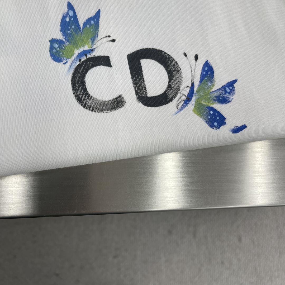 

-Dio   25ss新款刺绣圆领T恤，胸前彩色手绘品牌字母蝴蝶🦋图案 的辨识度令这款T恤正式高档之