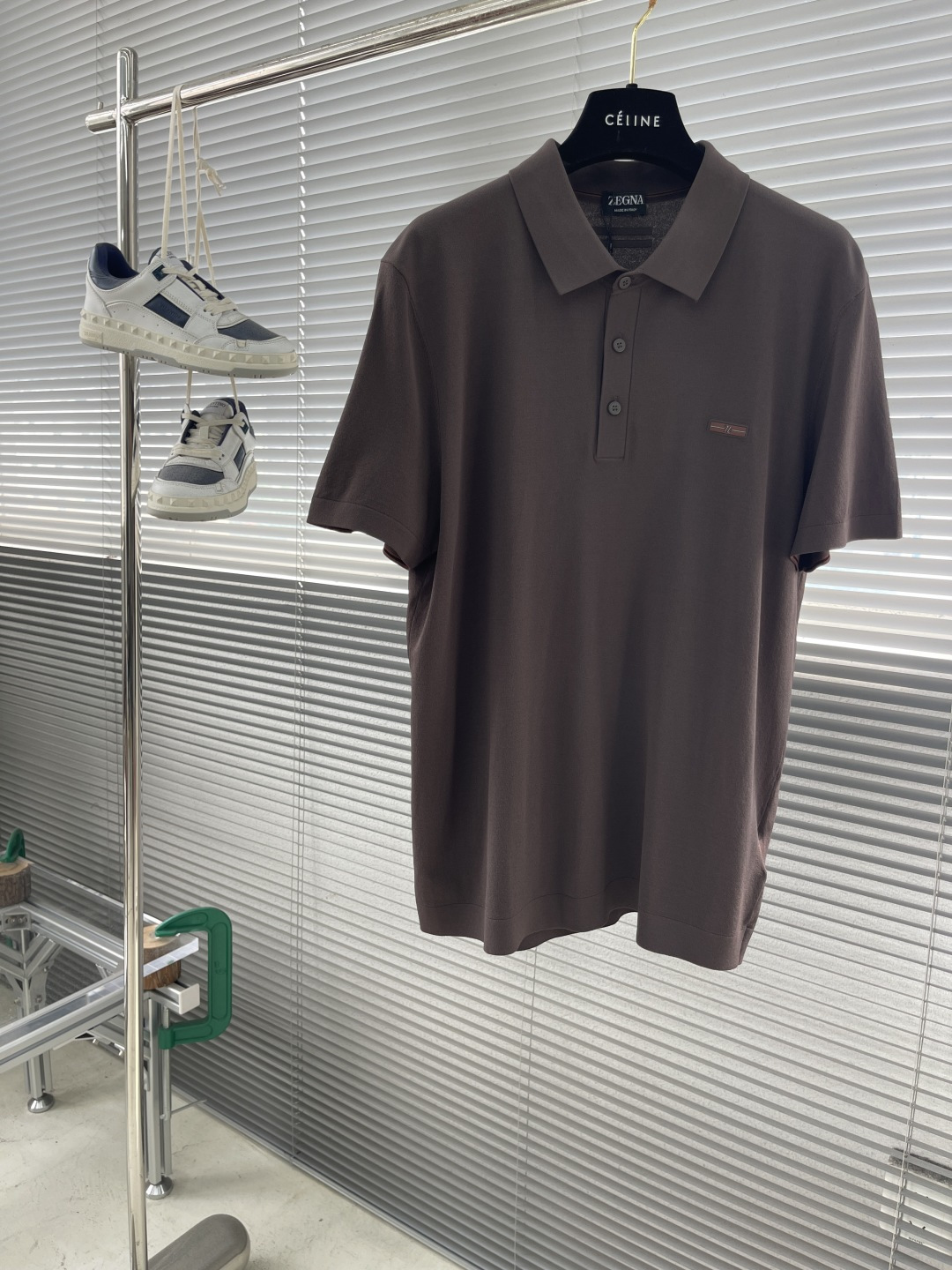 NO:414034,-Z ZEGN men's color woven trim collar classic mercerated cotton lapel POLO shirt About style and design Z's high-end main line series, classic tone POLO shirts, belonging to the main brand, must be released every season, sold every year, the style is the same, the details are different, the color matching is seasonal, you can close your eyes without any effort. The basic elements of classic POLO, the lapel with high-definition weaving texture, button placket, collar and cuffs are woven with woven mercerated flat, contrasting color edging details, classic embroidery logo on the left chest, letter color matching is consistent with the stripes of the collar cuffs, looseness is the right straight body style, not straight or picky, can be business or casual.  Unlike the traditional beads on the market, it is woven with a large round knitting machine. The honeycomb texture is more three-dimensional and clear, the beads are larger, the structure is more stable, breathable and comfortable. The unique double-sided merceration process is blessed with a crisp texture and high-end luster. The full small cylinder will dye the yarn to the color, and will not deform if washed or worn for a long time. Size 48-56 (M-3XL), alexander wang19860909-Z ZEGN男款色织镶边领经典刺丝光针织棉翻领POLO衫 关于款式及设计 Z的高端主线系列,经典调性的POLO衫,隶属于当家的招牌单品,每一季必出,每一年爆卖,款型求同,细节存异,配色应季,可以完全不费脑力地闭眼入. 具备经典POLO的基本元素,高密织纹肌理的翻领,纽扣门襟,领边和袖口采用色织丝光扁机织造,撞色镶边的细节,左胸经典刺绣logo,字母配色与领部袖口的镶边条纹一致,松度拿捏正好的直身版型,不板正不挑人,可商务可休闲. 跟市面上传统的珠地不同,使用大圆编针织机织造,蜂巢肌理更为立体清晰,珠子更大,结构更稳,透气性和舒适度UP,独到的双面丝光工艺加持,质感挺括,光泽高级.全小缸对色染纱,洗涤和久穿都不会变形. 尺码48-56（M-3XL）,,alexander wang,Men's clothing