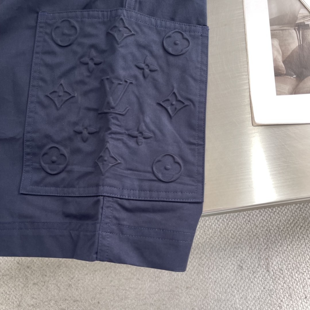 短裤。 上衣。

-驴牌    25ss新款工装短裤以混纺斜纹棉营造舒适微弹质感，为经典廓形融入 Mon