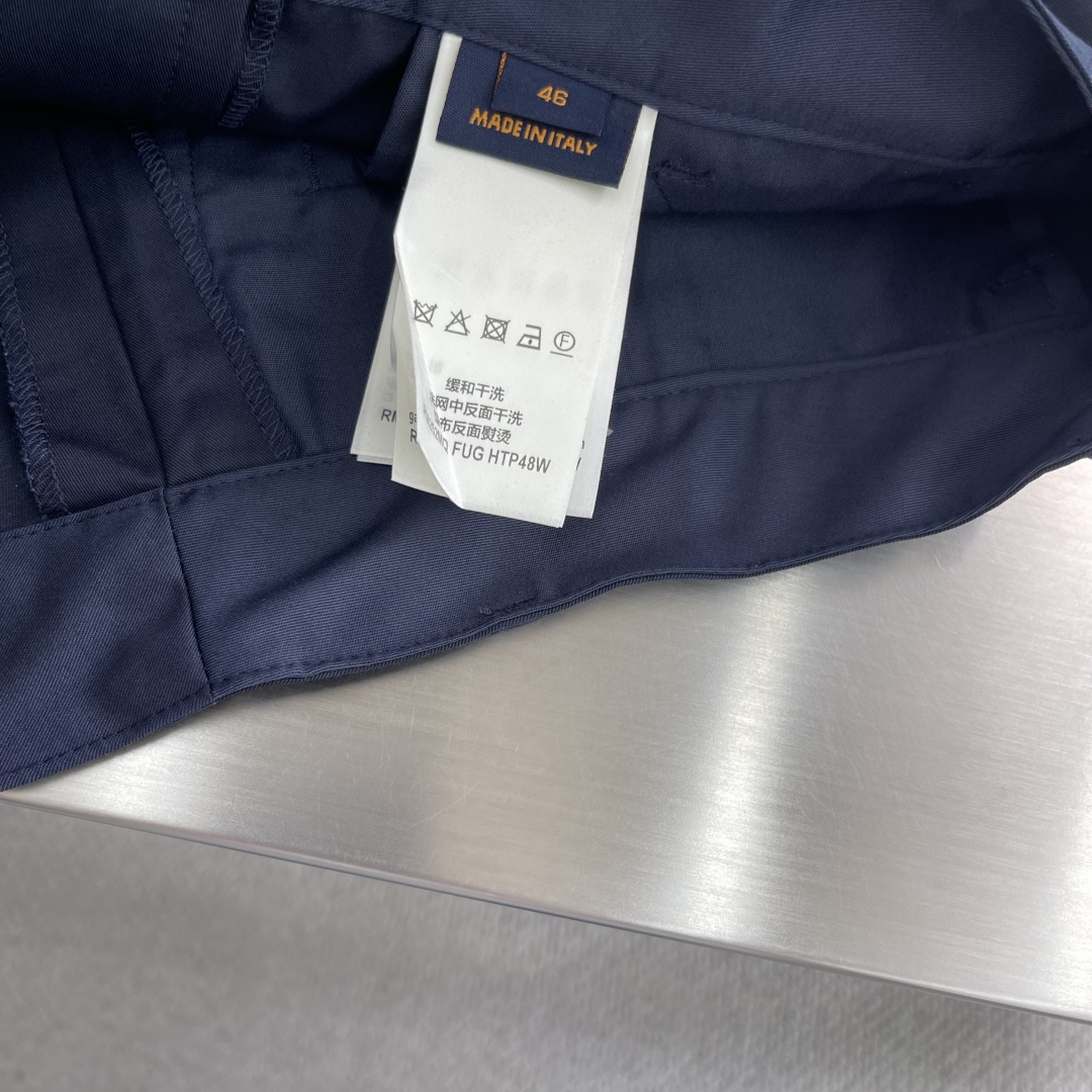 短裤。 上衣。

-驴牌    25ss新款工装短裤以混纺斜纹棉营造舒适微弹质感，为经典廓形融入 Mon