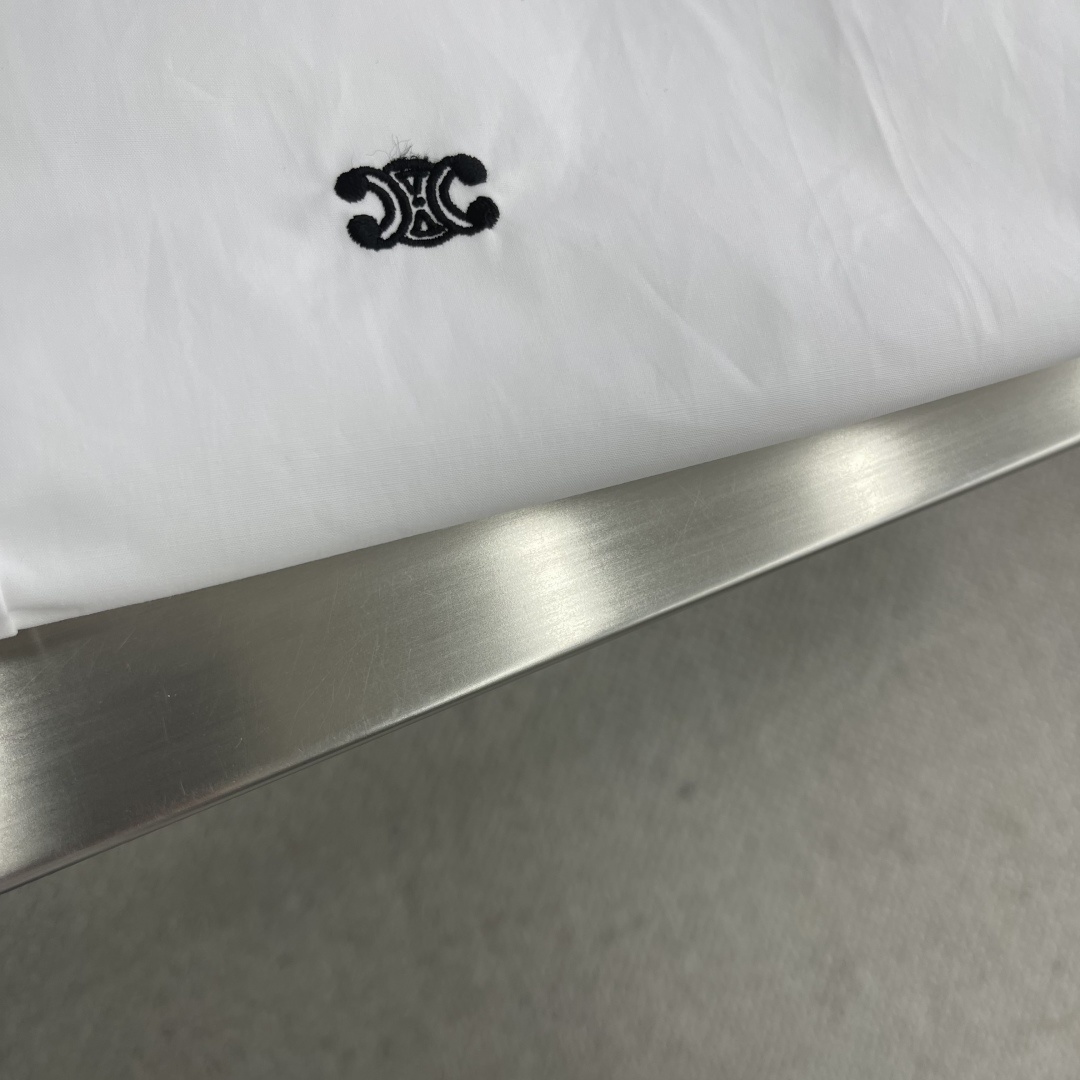 -celin 纯色饰刺绣衬衫
通过高支棉纱经密高,纬密低的织造工艺制成轻薄且具有极佳透气性的面料