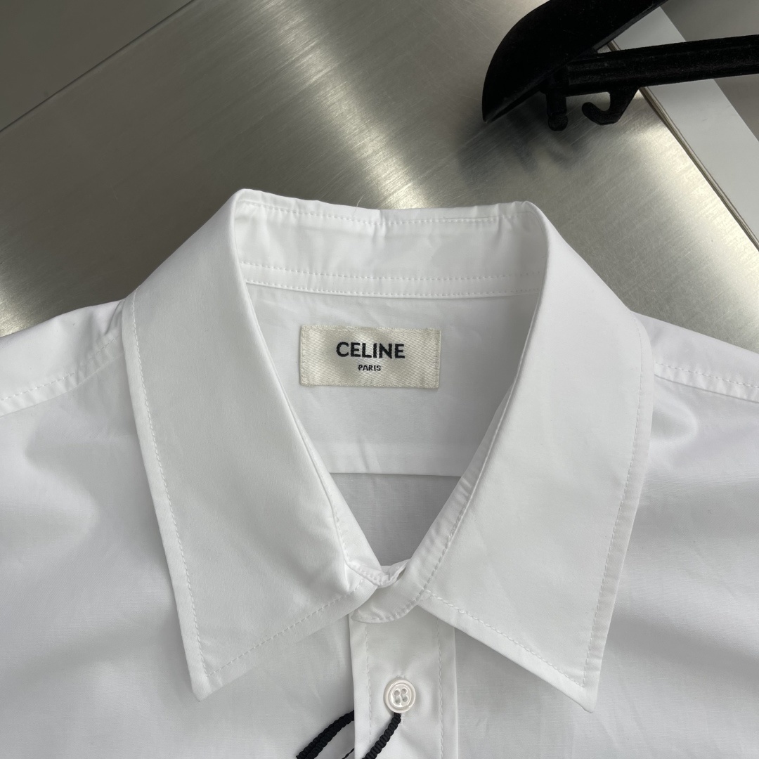-celin 纯色饰刺绣衬衫
通过高支棉纱经密高,纬密低的织造工艺制成轻薄且具有极佳透气性的面料