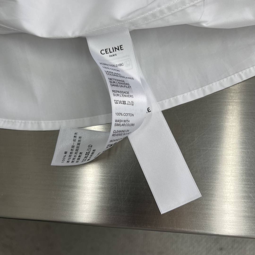 -celin 纯色饰刺绣衬衫
通过高支棉纱经密高,纬密低的织造工艺制成轻薄且具有极佳透气性的面料