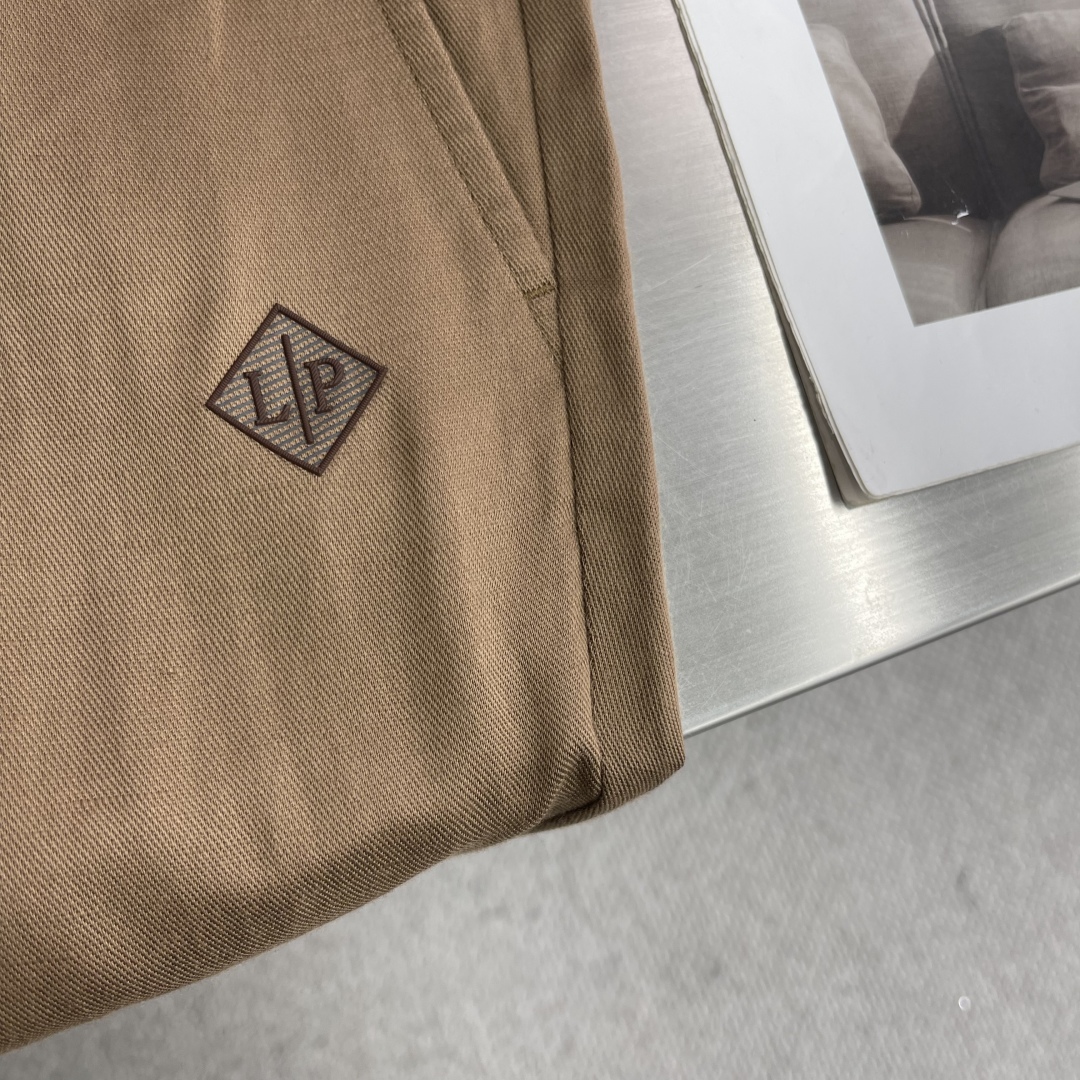 。🔅

-Loro Piana   25春夏新款亚麻混纺面料休闲裤，高端精英男士必备极简都市直筒长裤。意