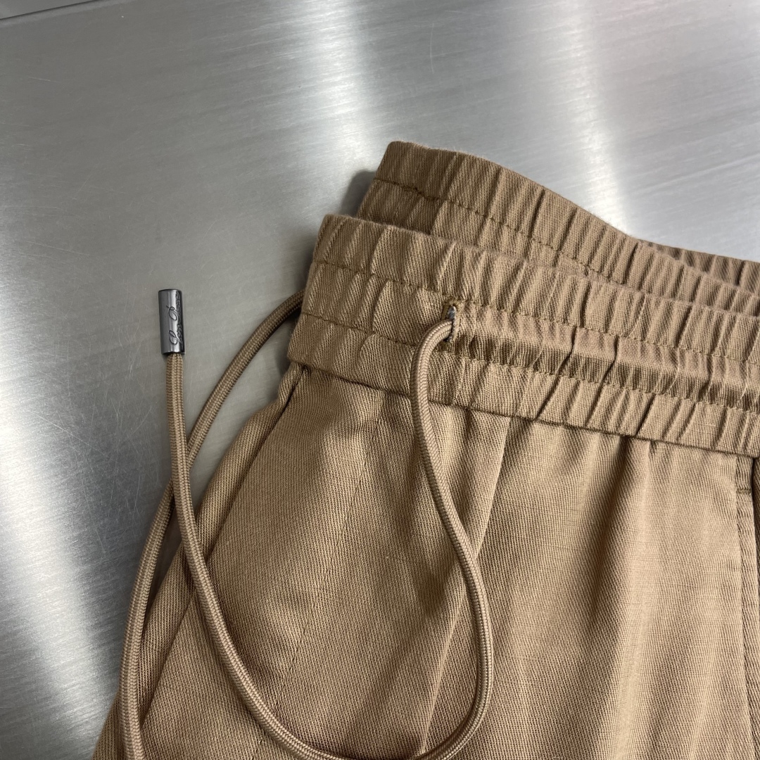 。🔅

-Loro Piana   25春夏新款亚麻混纺面料休闲裤，高端精英男士必备极简都市直筒长裤。意