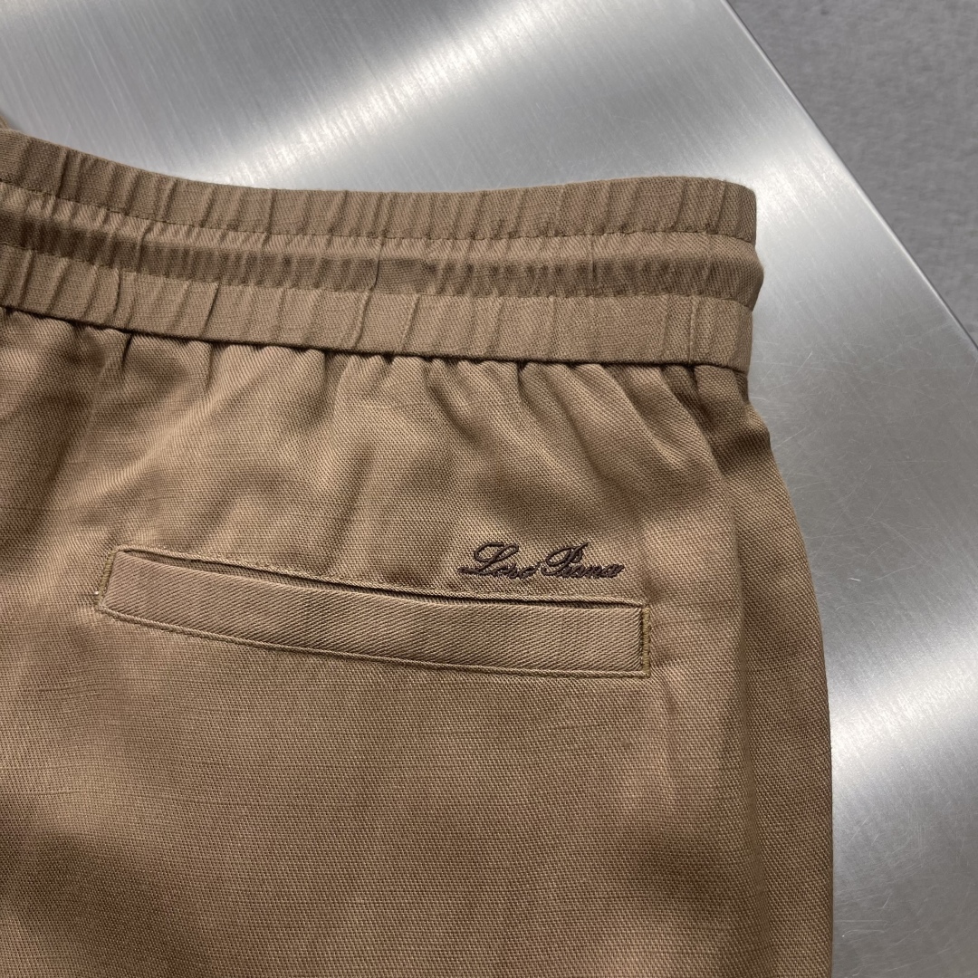 。🔅

-Loro Piana   25春夏新款亚麻混纺面料休闲裤，高端精英男士必备极简都市直筒长裤。意