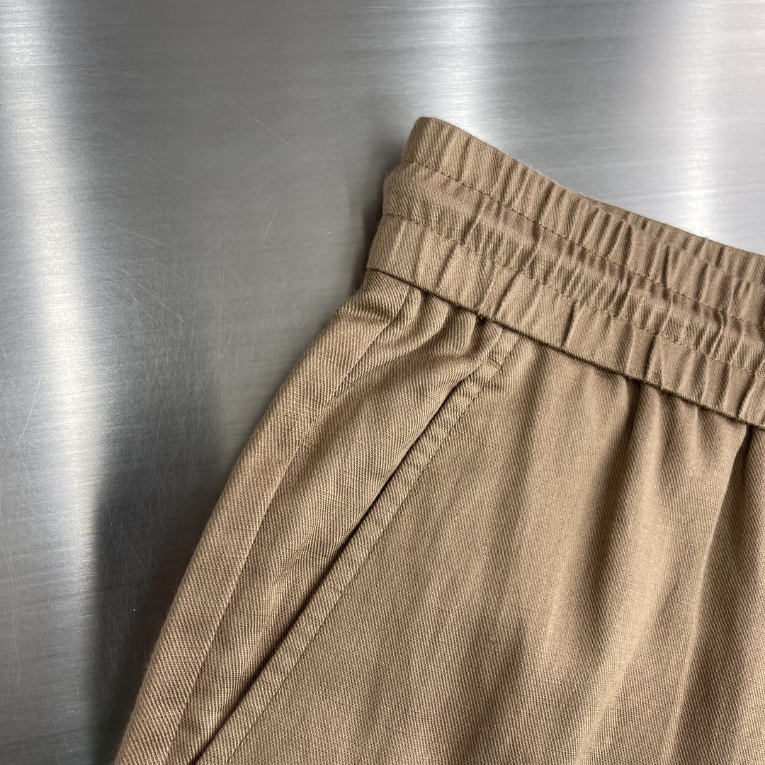 。🔅

-Loro Piana   25春夏新款亚麻混纺面料休闲裤，高端精英男士必备极简都市直筒长裤。意