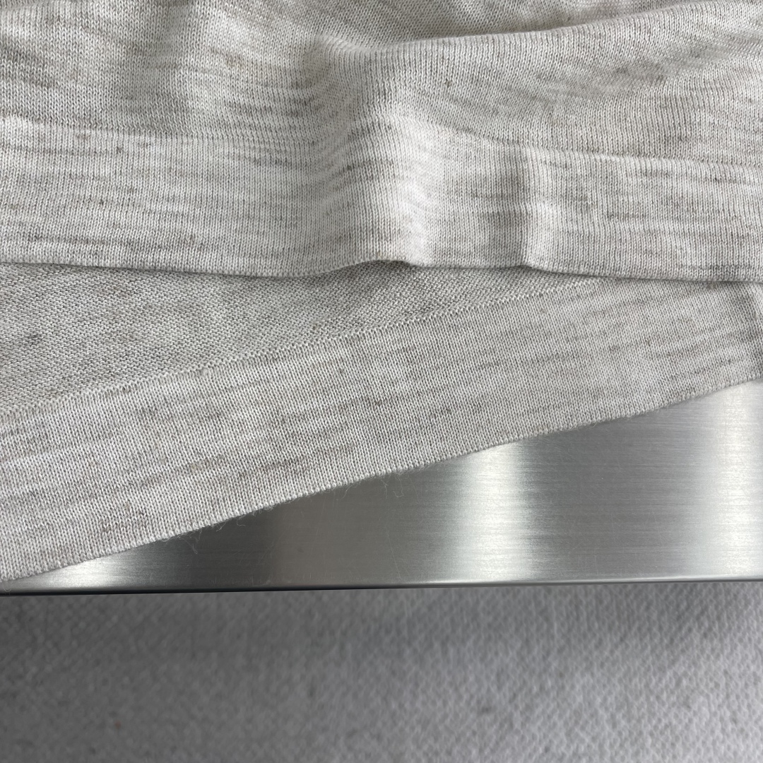 

-BC   25SS新款麻棉针织马球衫
这款马球衫采用麻棉纱线制作而成，轻盈质感，为穿着带来了一缕清