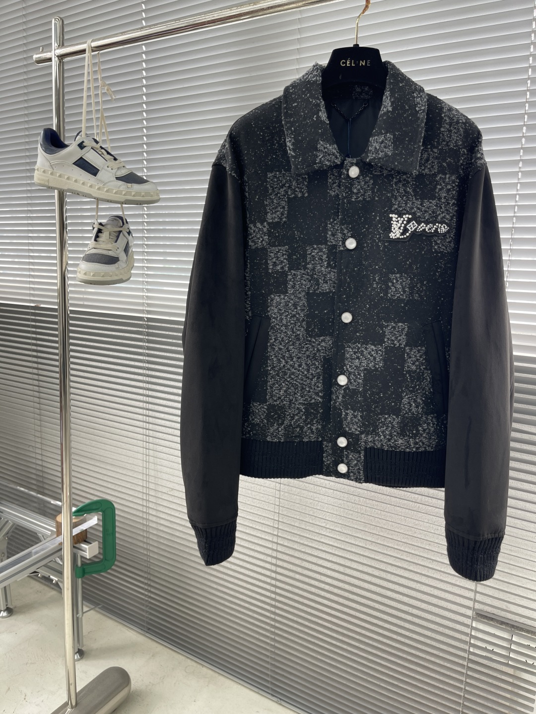 NO:571783,-Donkey brand SS25 checkerboard camouflage jacquard baseball jacket took half a year to weave the original uniform tweed blended fabric. The warp and weft yarns were woven with 22 jacquard processes to create a checkerboard pattern. The code number was 46/48/50/52. Bust 122 126 130 134. Length 64656667. Shoulder width 52535455, Louis Vuitton, jackets.  & coats,jackets & coats,alexander wang19860909-驴牌SS25 棋盘格迷彩提花棒球服夹克外套 耗费半年时间 定织原版一致粗花呢混纺面料 经纬纱22道提花工序织出棋盘底纹 码数46/48/50/52 胸围 122 126 130 134 衣长64656667 肩宽52535455,,louis vuitton,jackets & coats,jackets & coats,alexander wang,Men's clothing